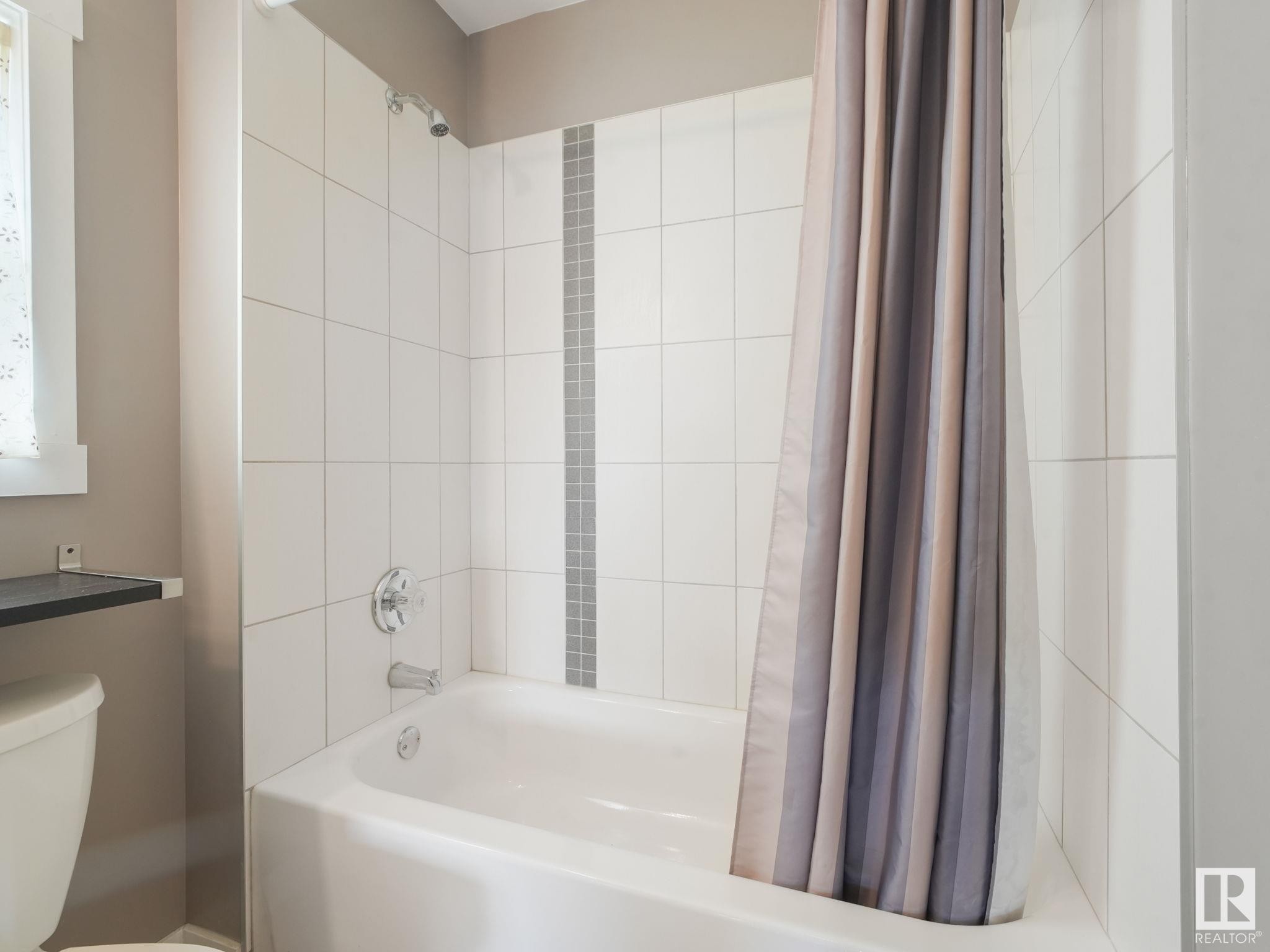 












5035 51 Avenue

,
Lamont,




AB
T0B 2R0

