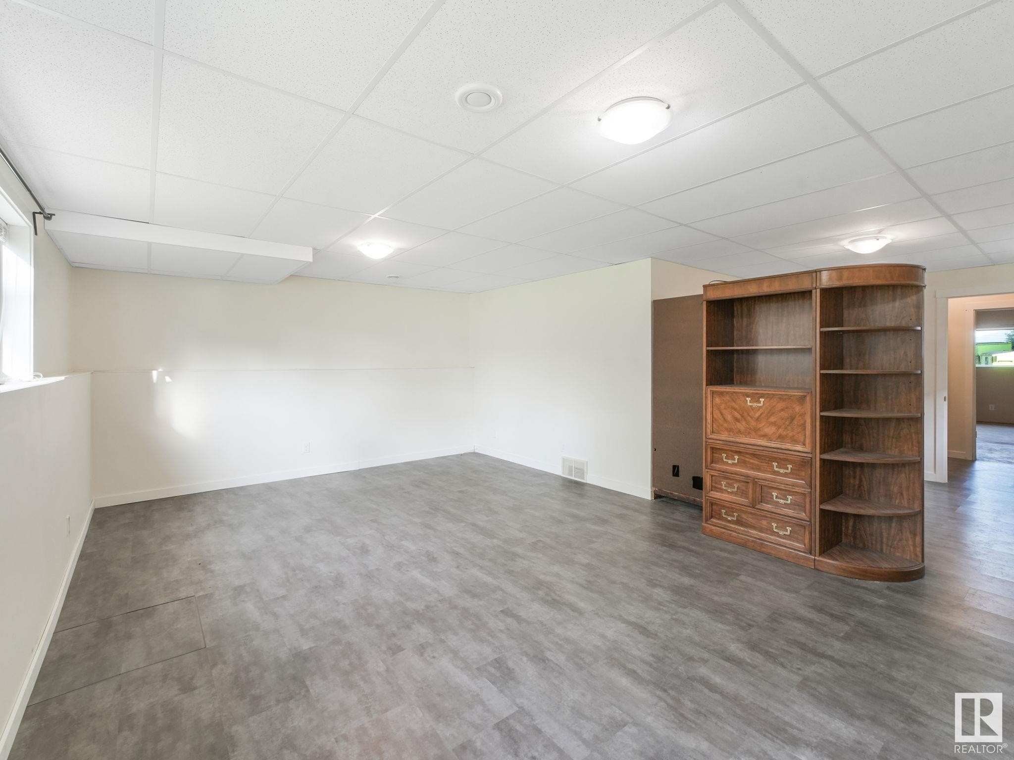 












5035 51 Avenue

,
Lamont,




AB
T0B 2R0

