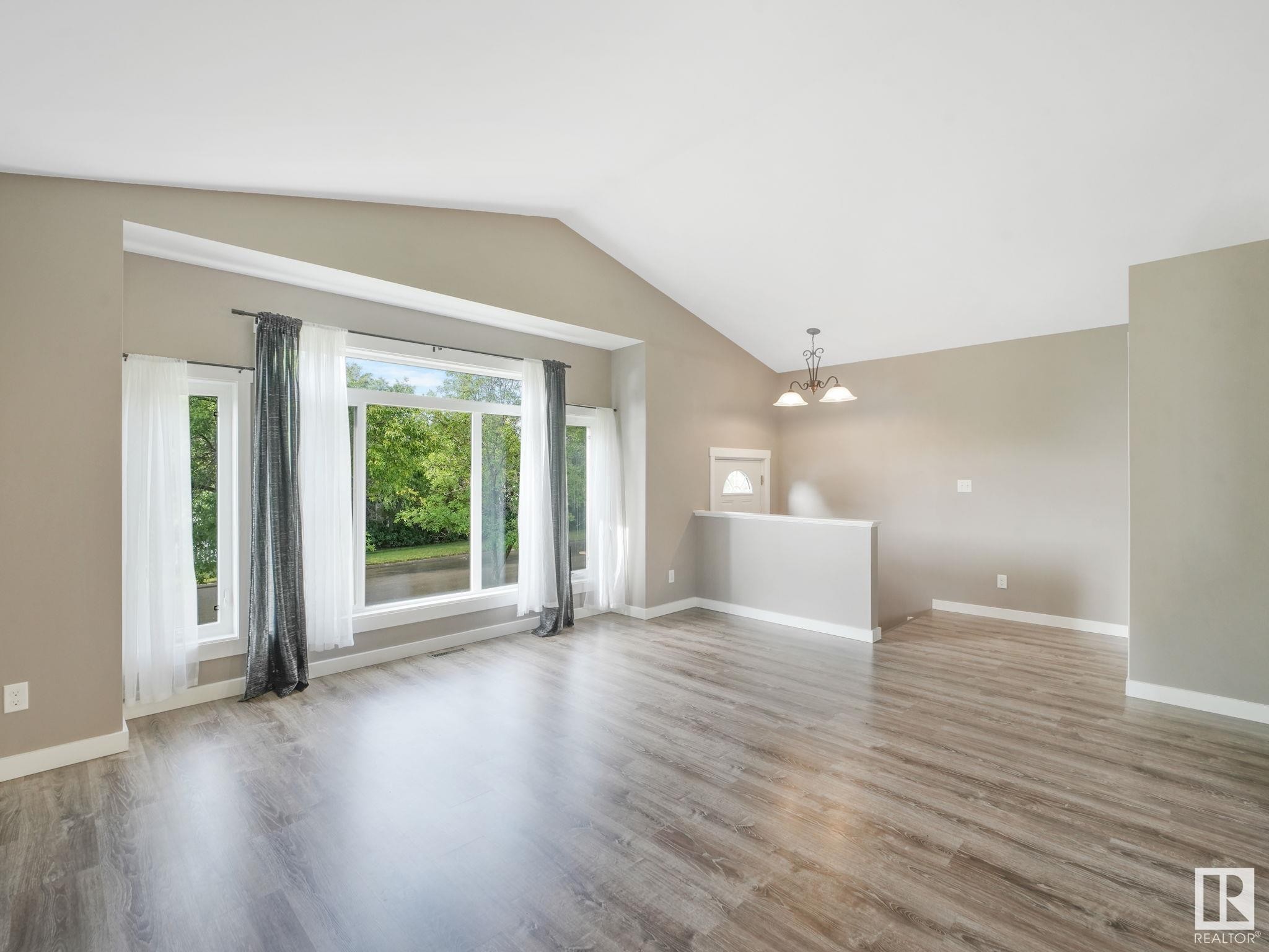 












5035 51 Avenue

,
Lamont,




AB
T0B 2R0

