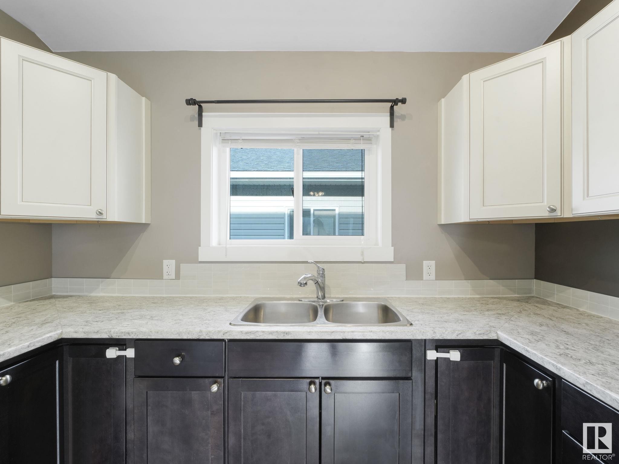 












5035 51 Avenue

,
Lamont,




AB
T0B 2R0

