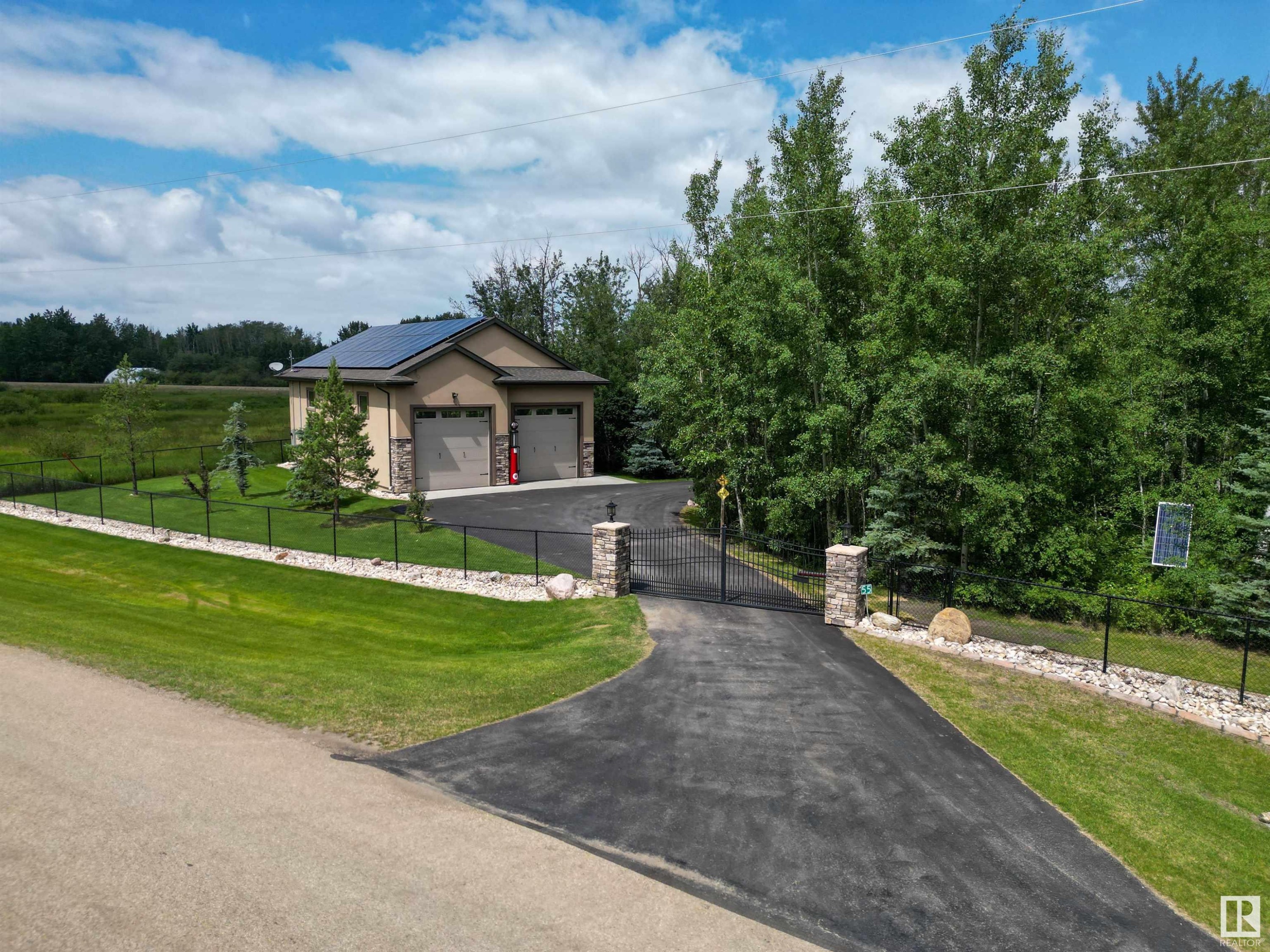 












55 53522 RGE ROAD 272

,
Rural Parkland County,




AB
T7X 2N3

