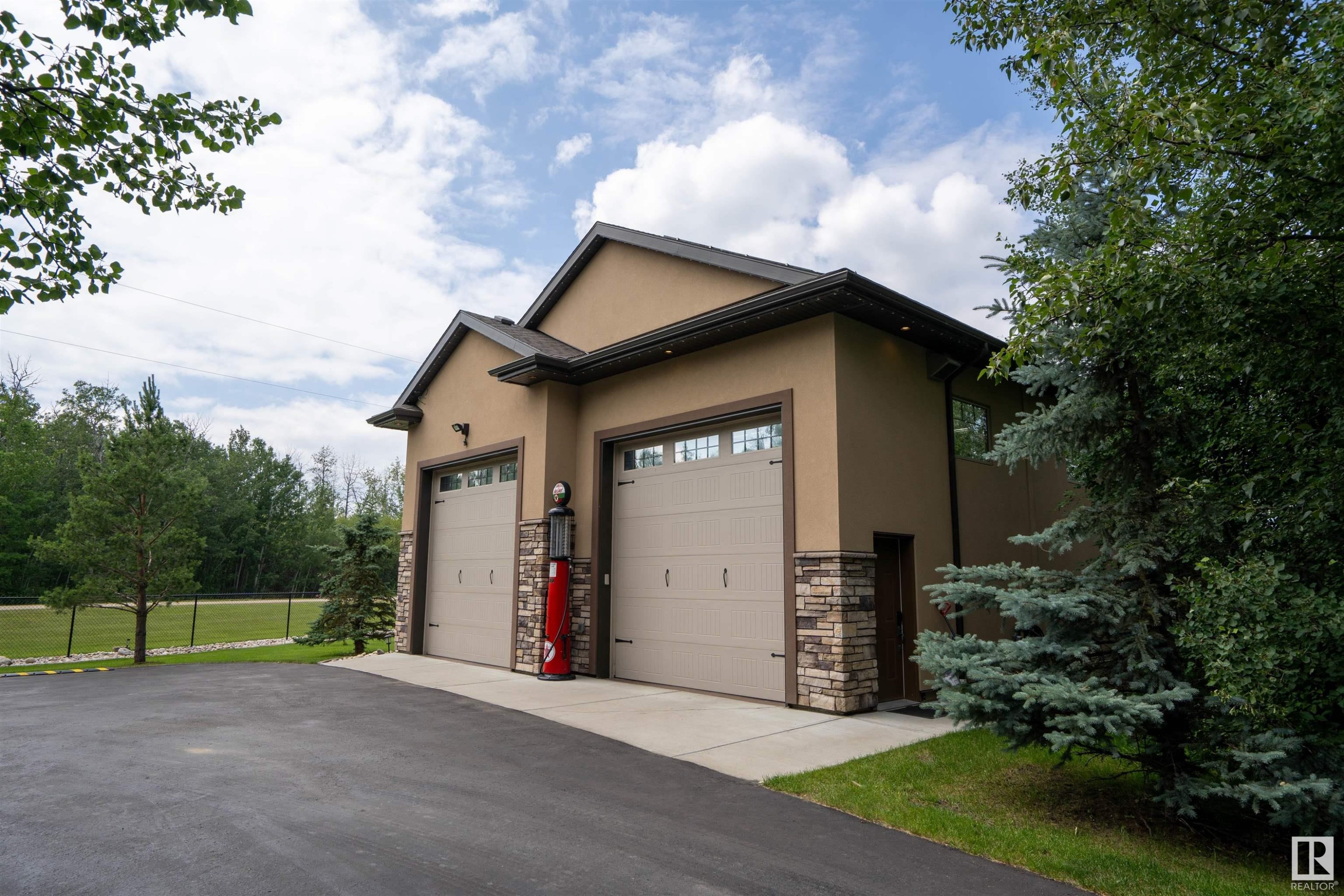 












55 53522 RGE ROAD 272

,
Rural Parkland County,




AB
T7X 2N3

