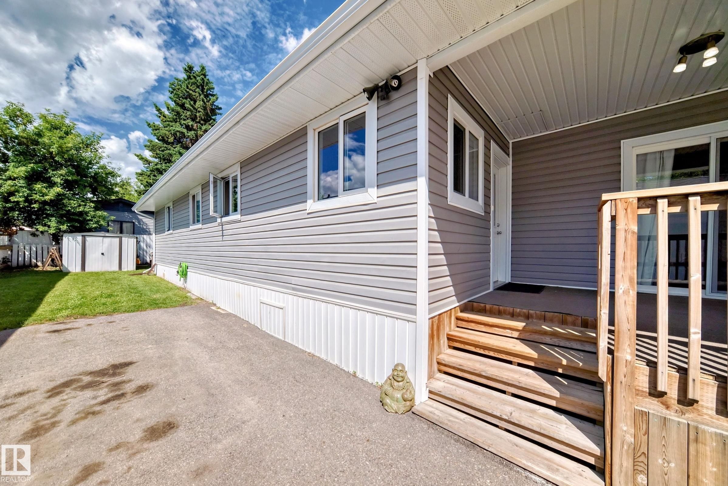 












140 West View Crescent

,
Edmonton,




AB
T5S 1T5

