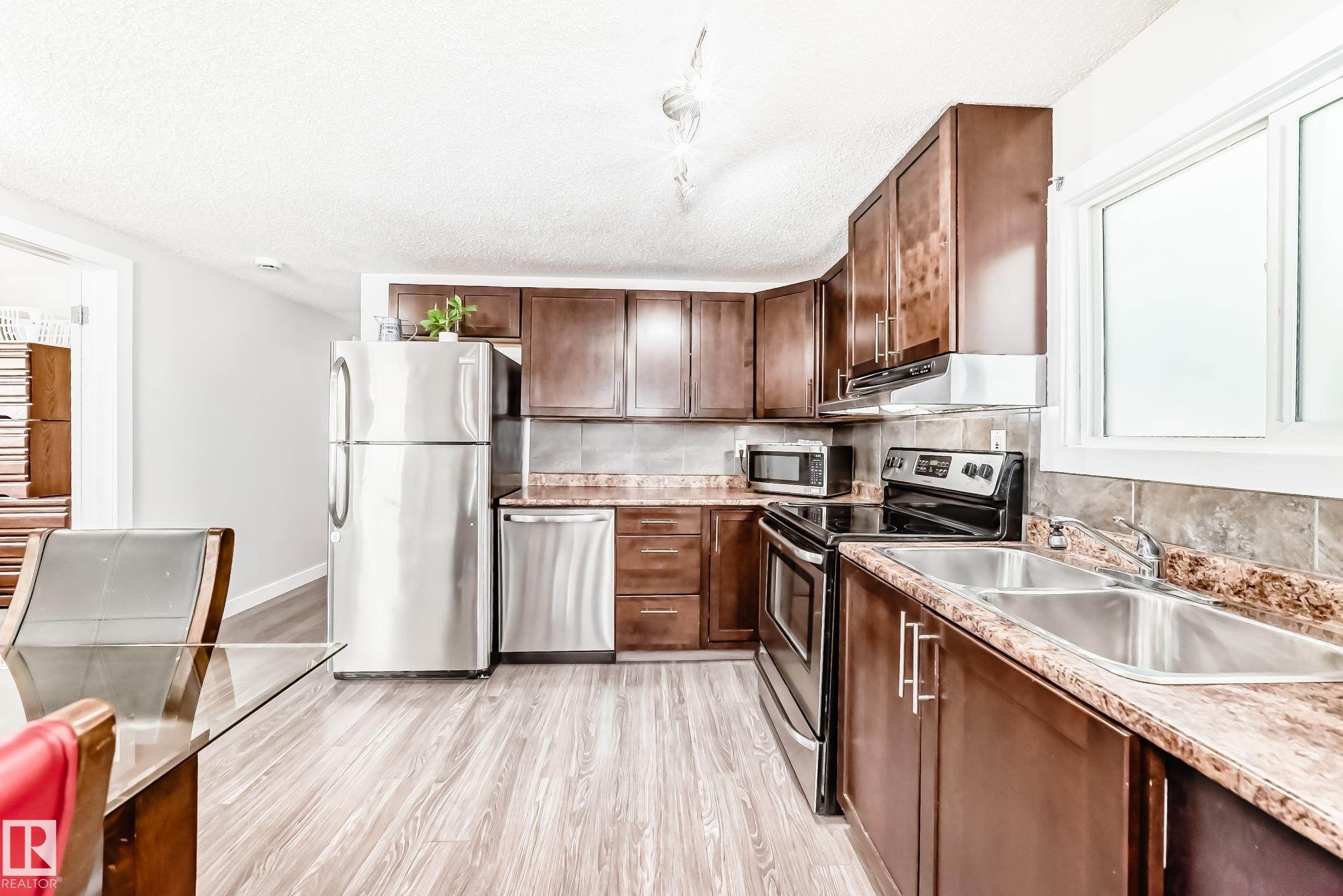 












140 West View Crescent

,
Edmonton,




AB
T5S 1T5

