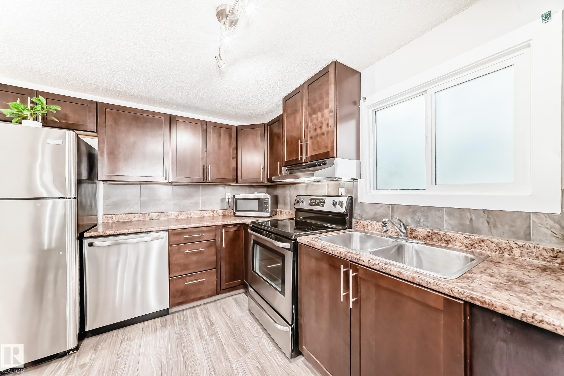 












140 West View Crescent

,
Edmonton,




AB
T5S 1T5

