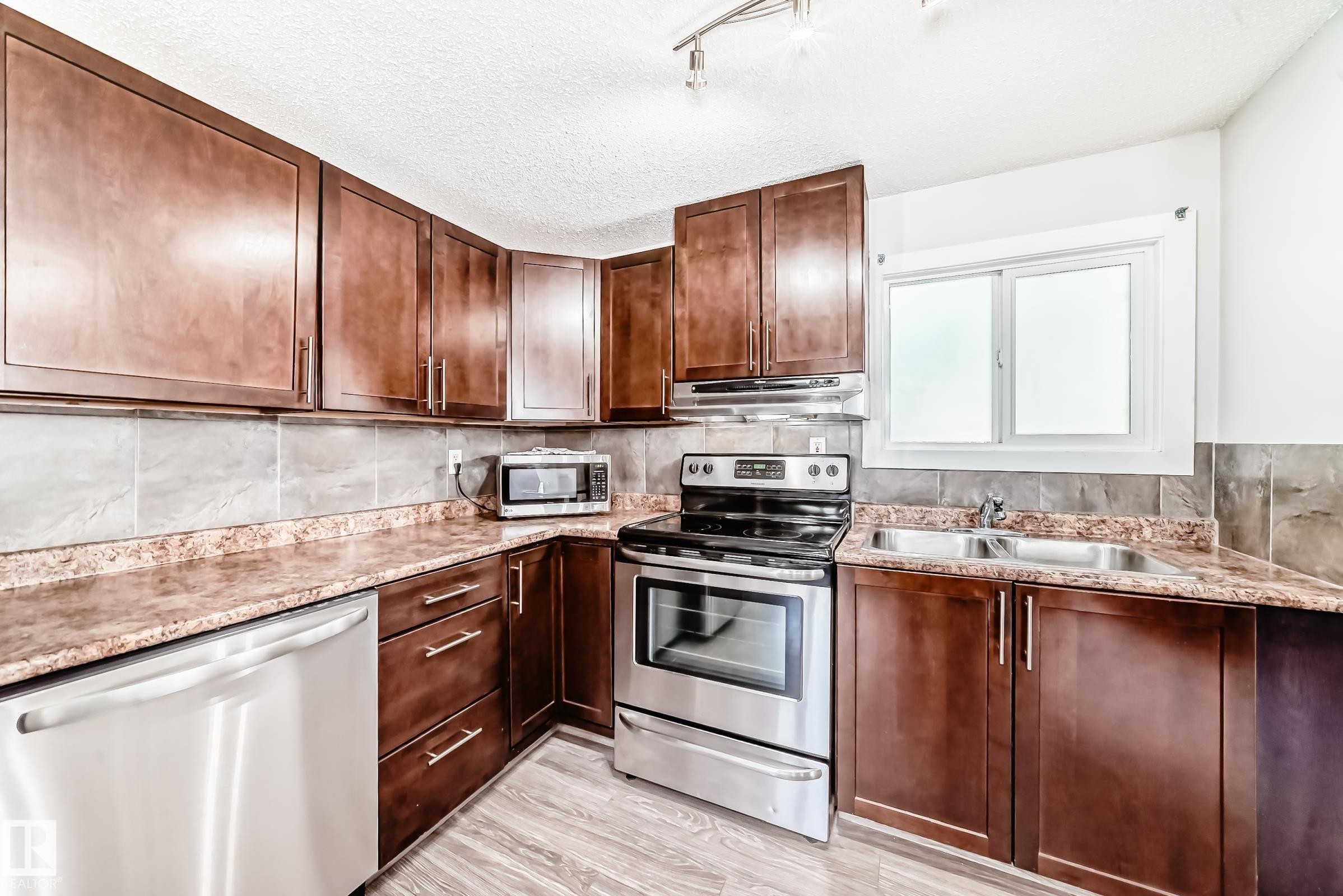 












140 West View Crescent

,
Edmonton,




AB
T5S 1T5

