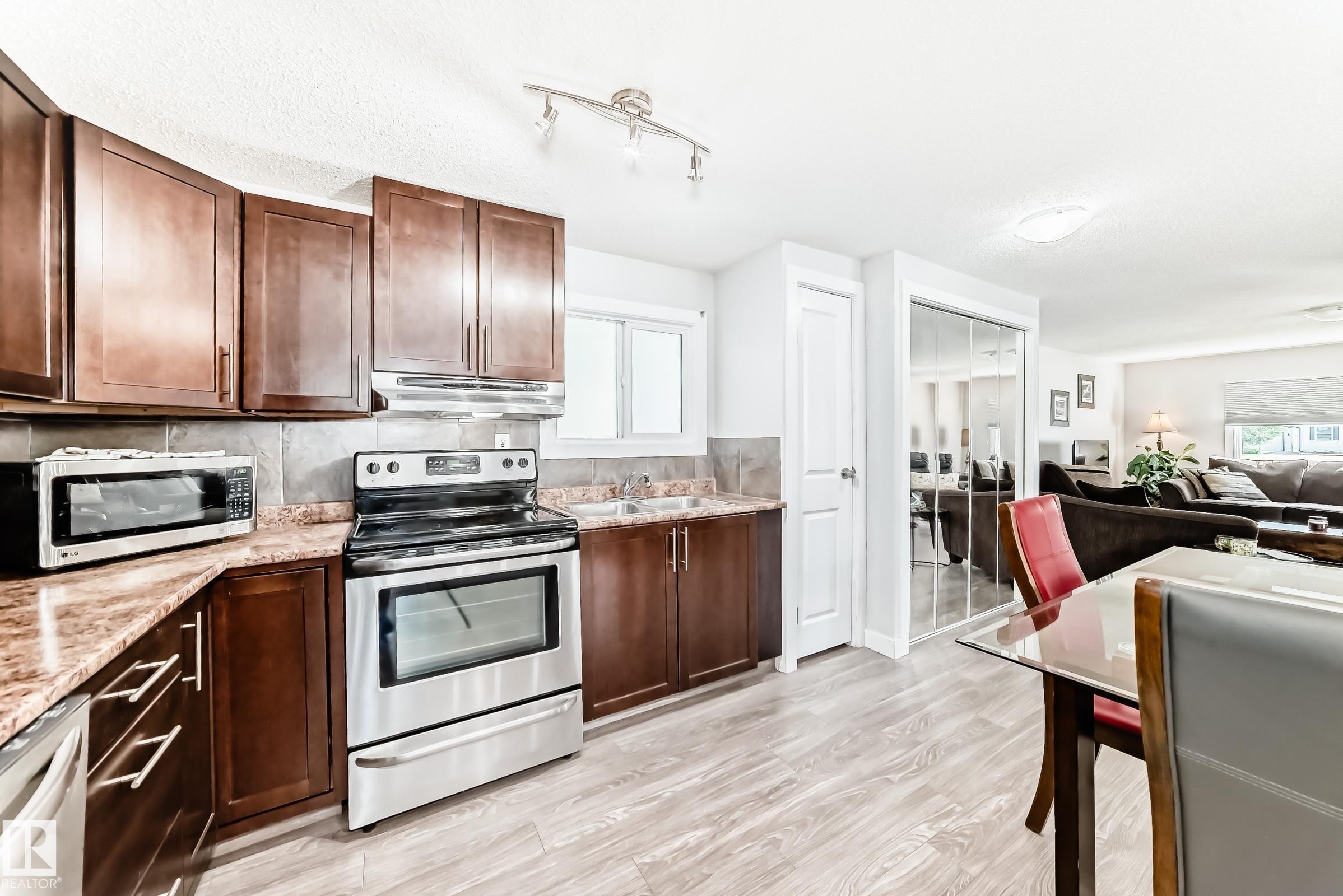 












140 West View Crescent

,
Edmonton,




AB
T5S 1T5

