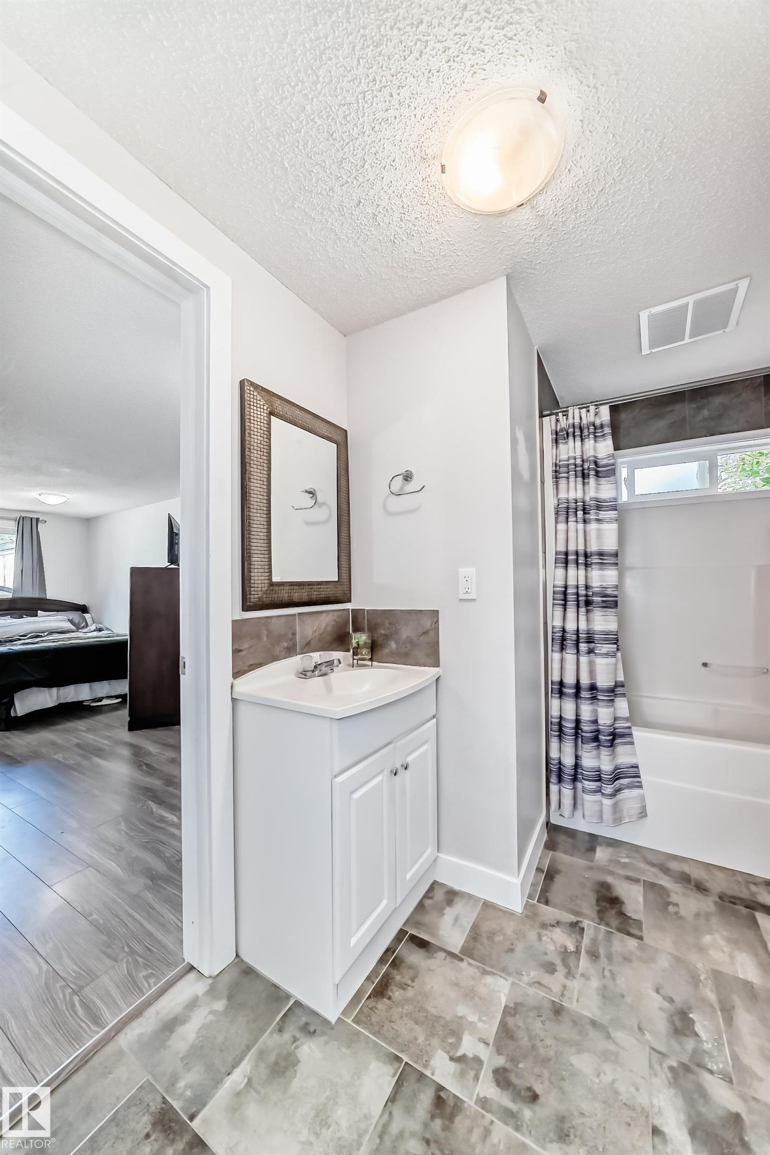 












140 West View Crescent

,
Edmonton,




AB
T5S 1T5

