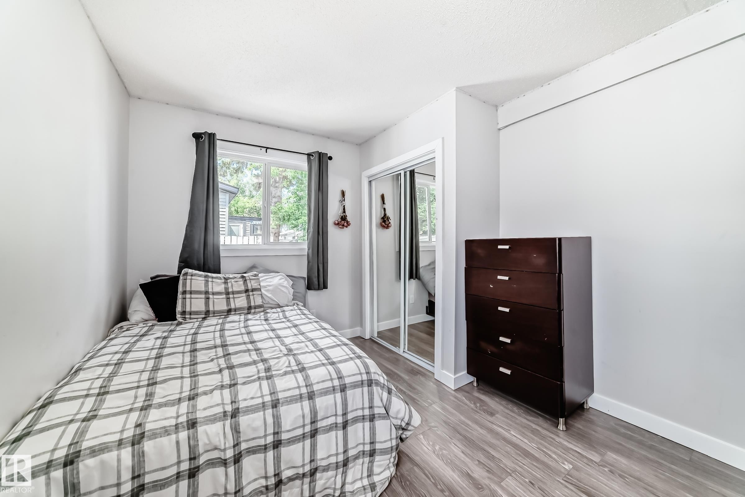 












140 West View Crescent

,
Edmonton,




AB
T5S 1T5

