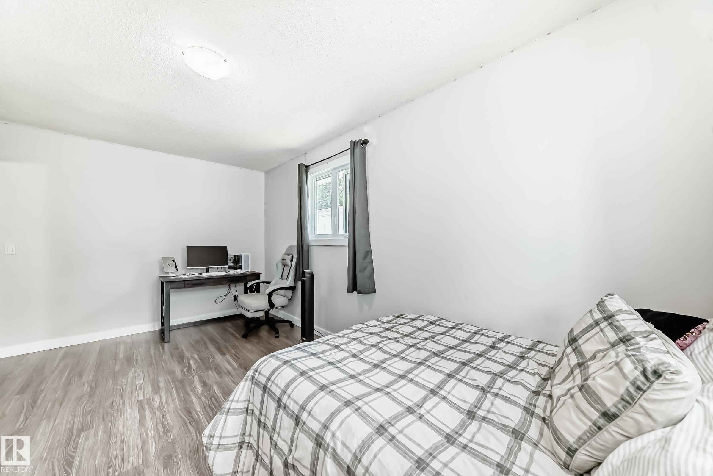 












140 West View Crescent

,
Edmonton,




AB
T5S 1T5

