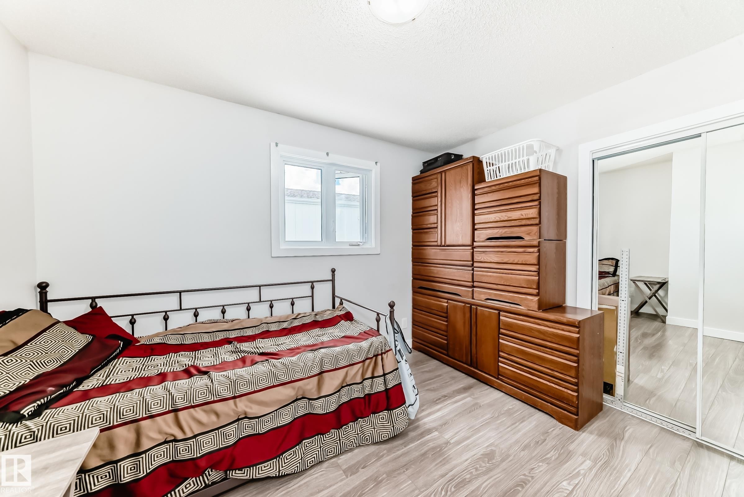 












140 West View Crescent

,
Edmonton,




AB
T5S 1T5

