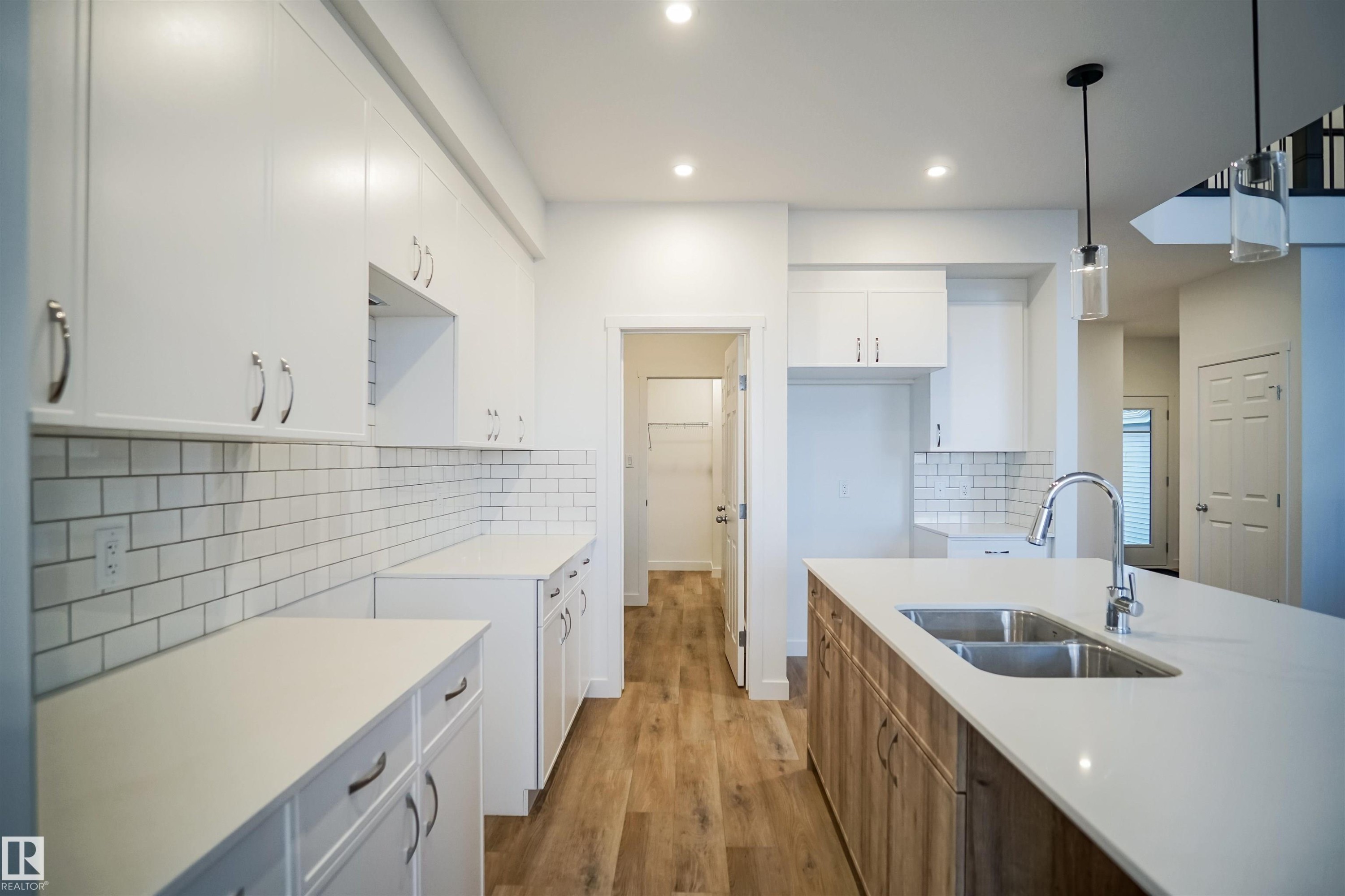 












4645 Kinsella Landing

,
Edmonton,




AB
T6W 1A8

