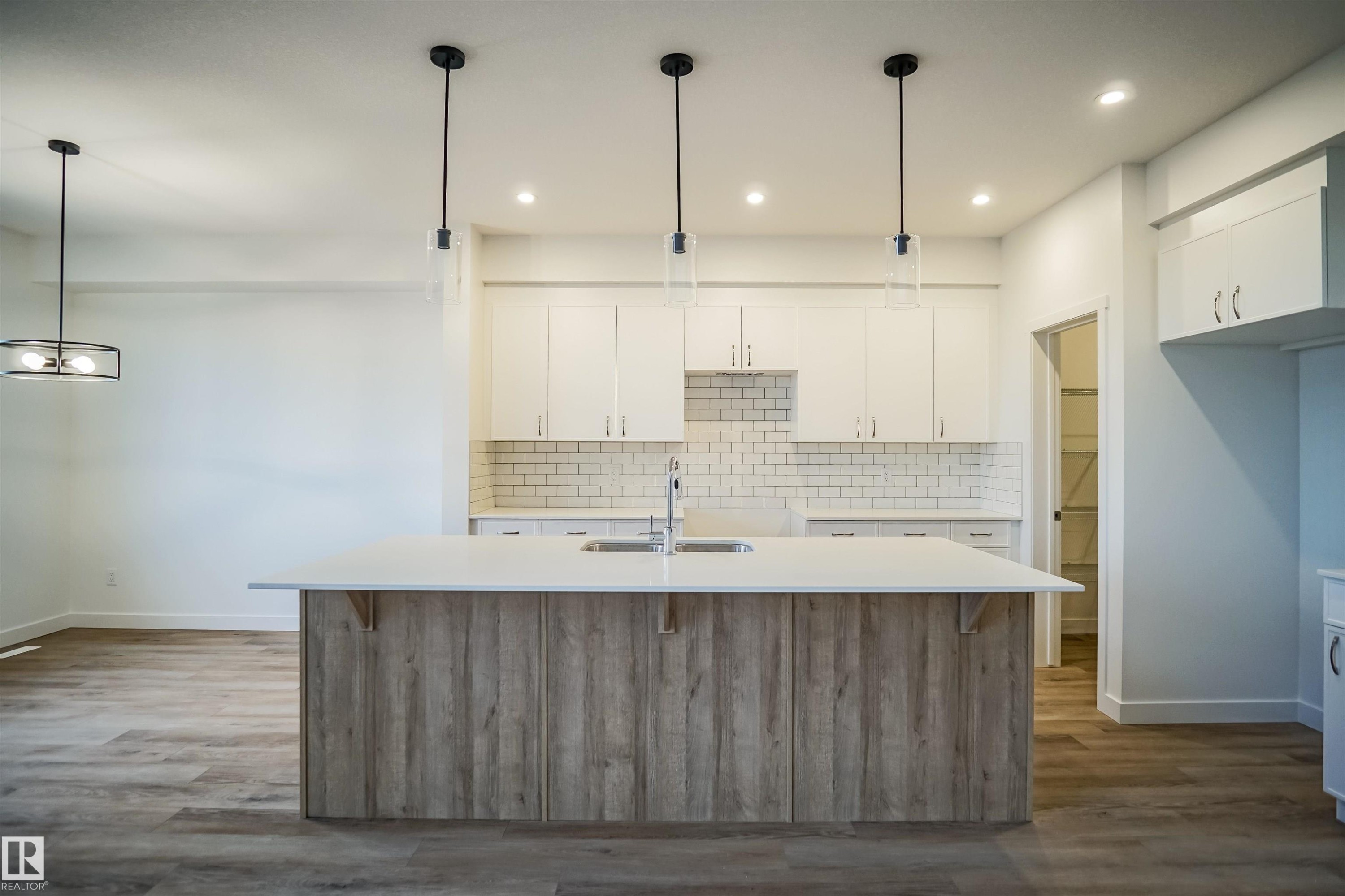 












4645 Kinsella Landing

,
Edmonton,




AB
T6W 1A8

