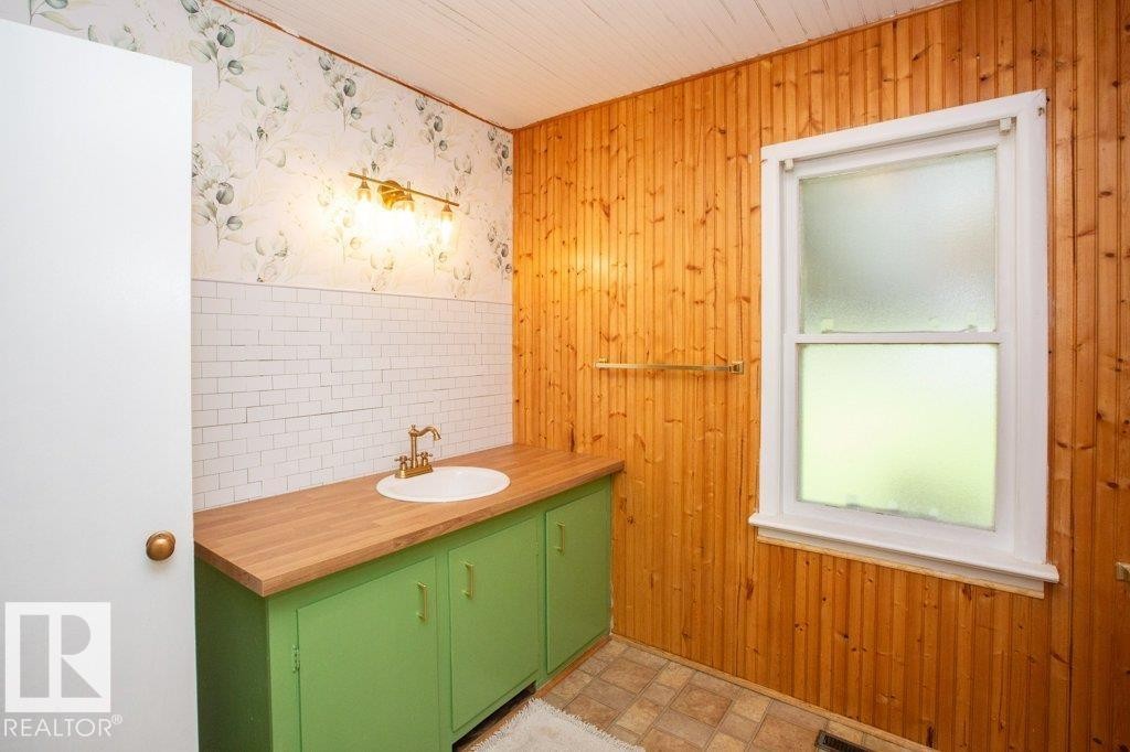 












26308 Hwy 663

,
Rural Westlock County,




AB
T0G 0Y0

