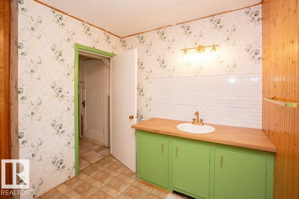 












26308 Hwy 663

,
Rural Westlock County,




AB
T0G 0Y0

