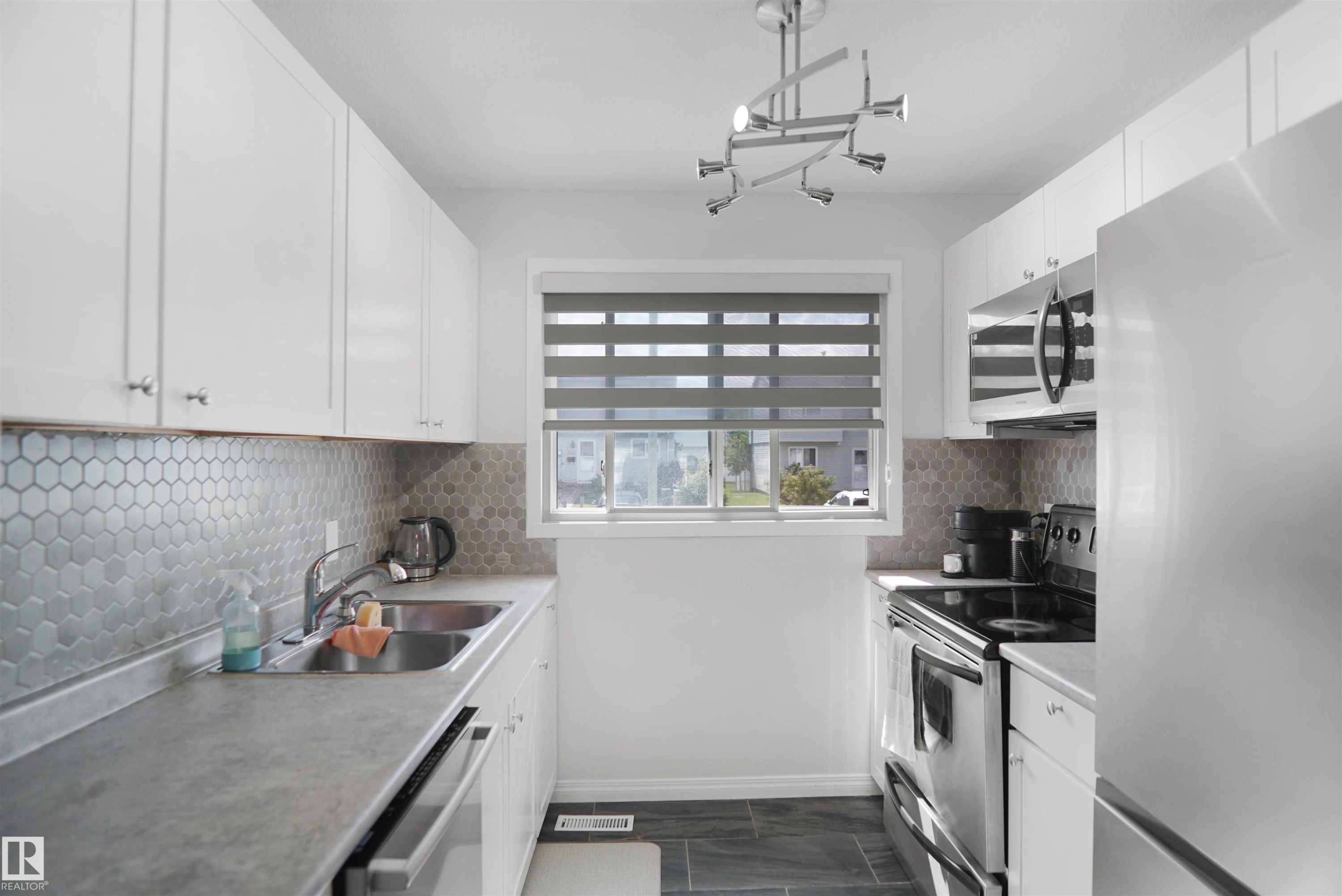 












237 DICKINSFIELD Court

,
Edmonton,




AB
T5E 5V8

