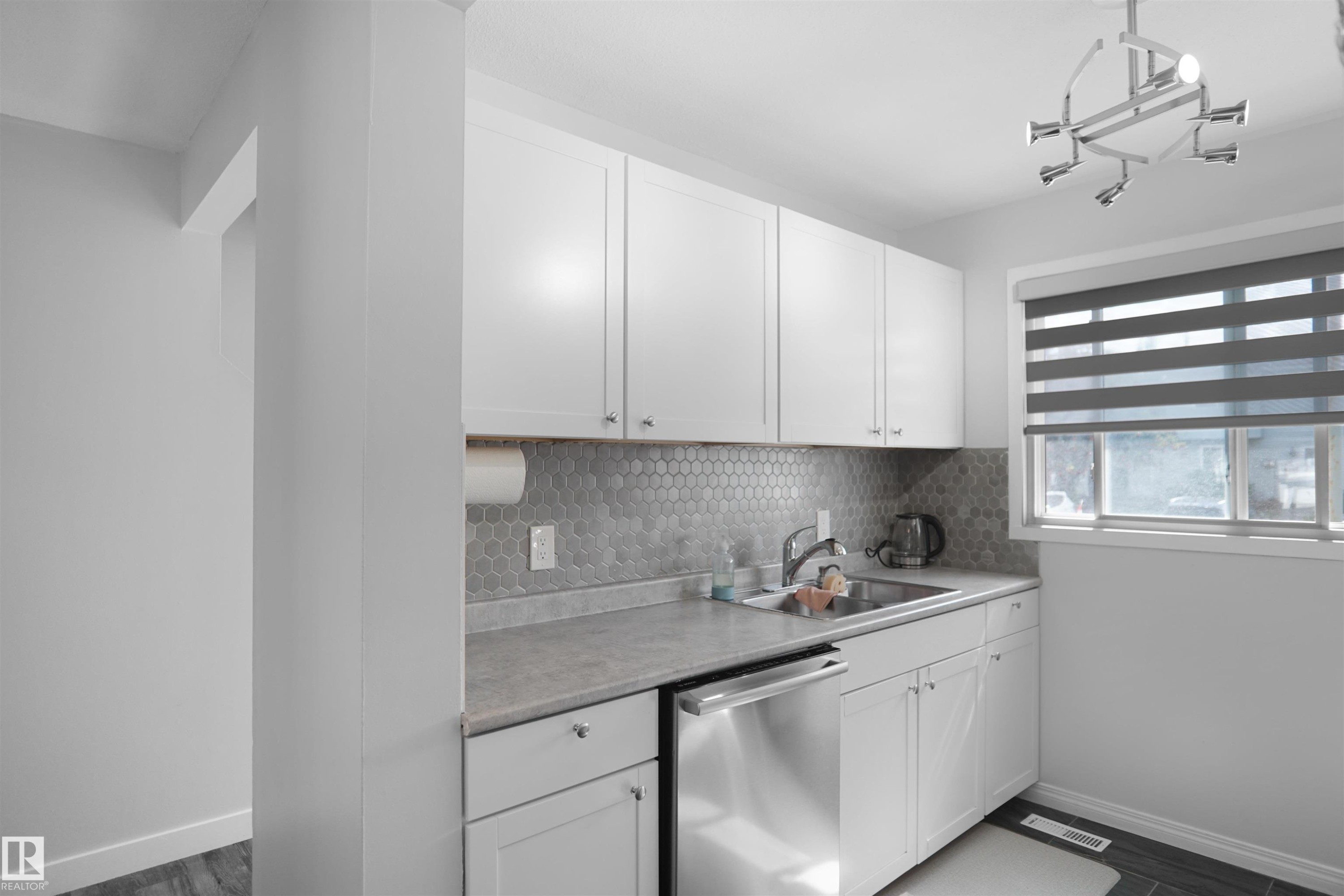 












237 DICKINSFIELD Court

,
Edmonton,




AB
T5E 5V8

