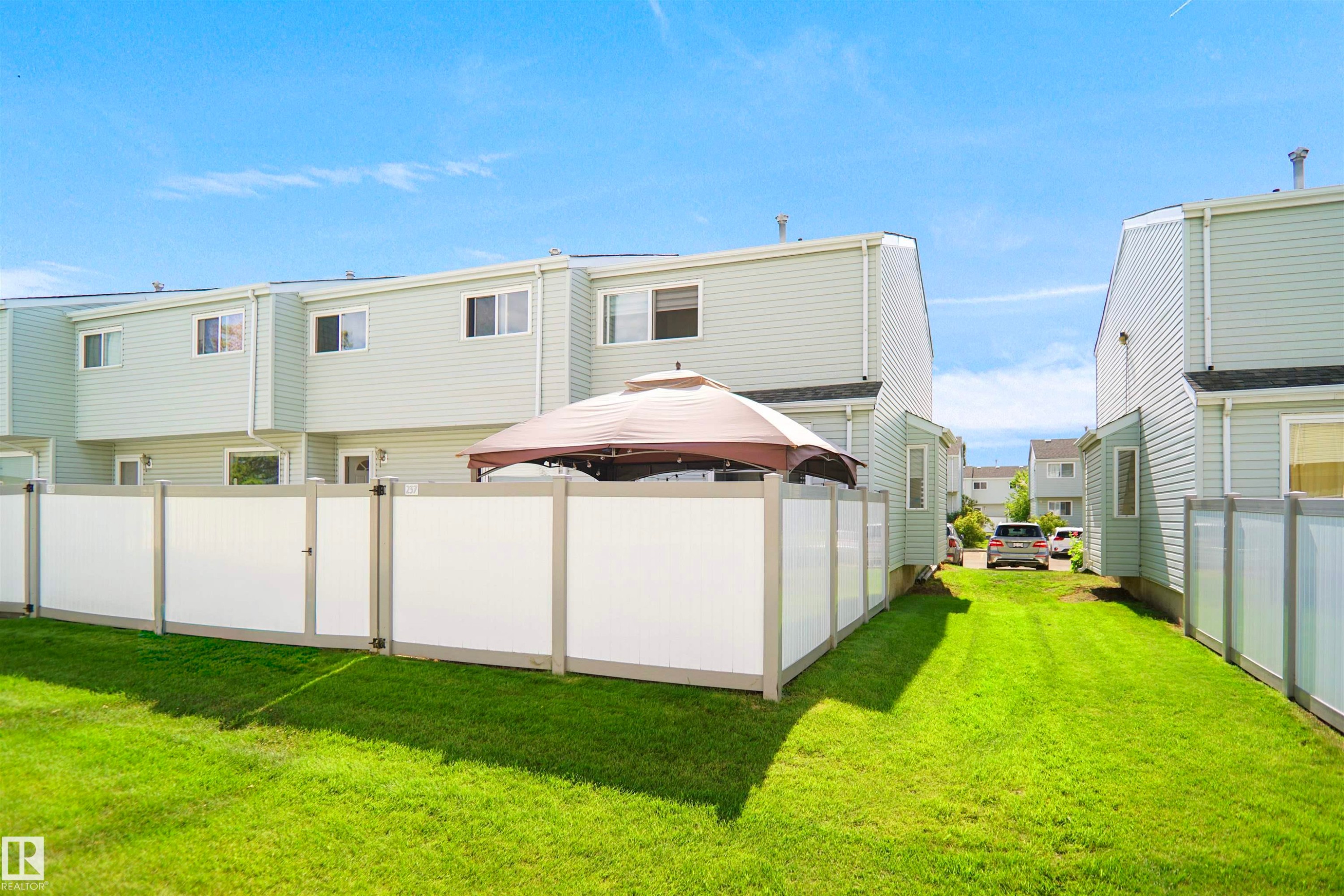 












237 DICKINSFIELD Court

,
Edmonton,




AB
T5E 5V8


