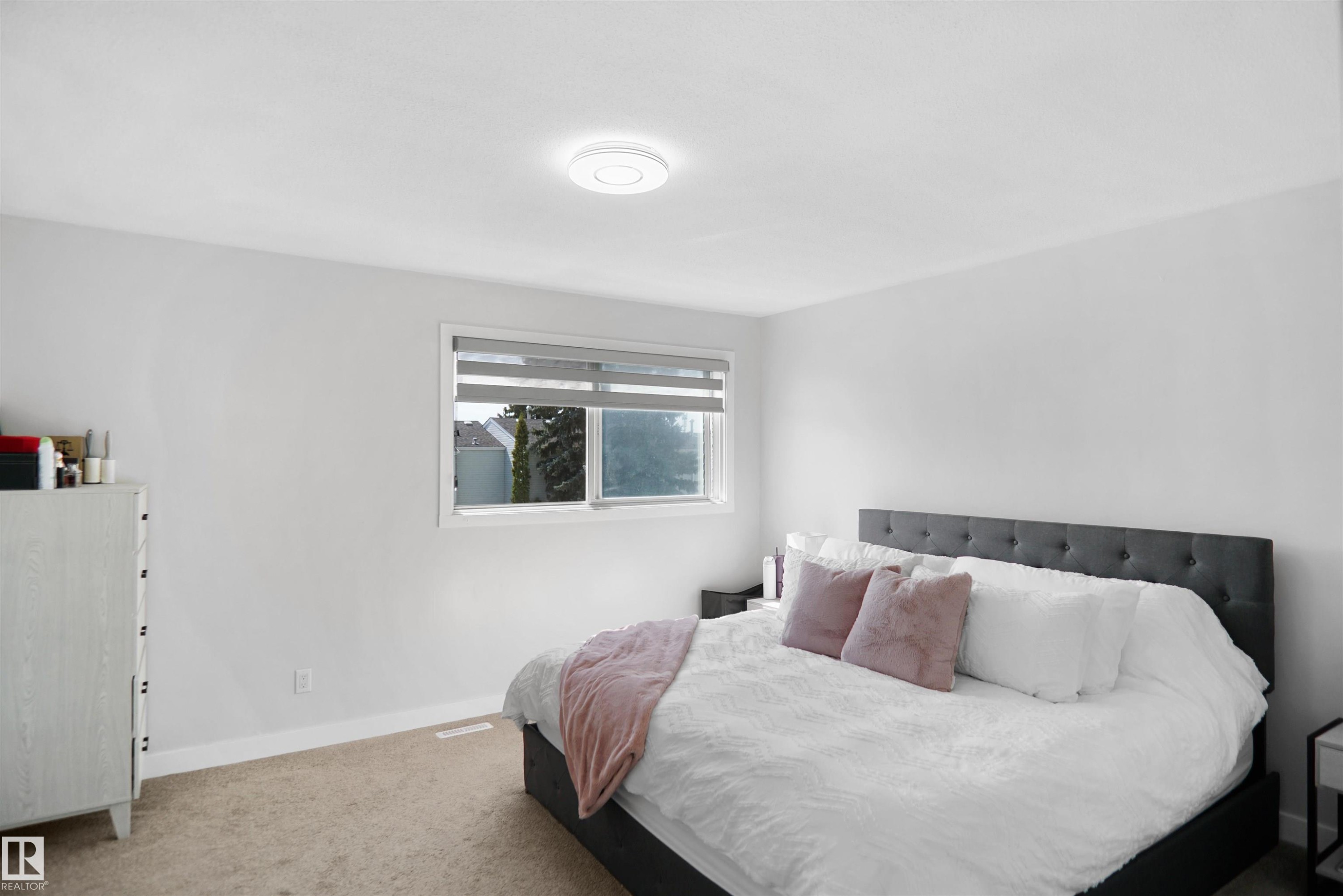 












237 DICKINSFIELD Court

,
Edmonton,




AB
T5E 5V8


