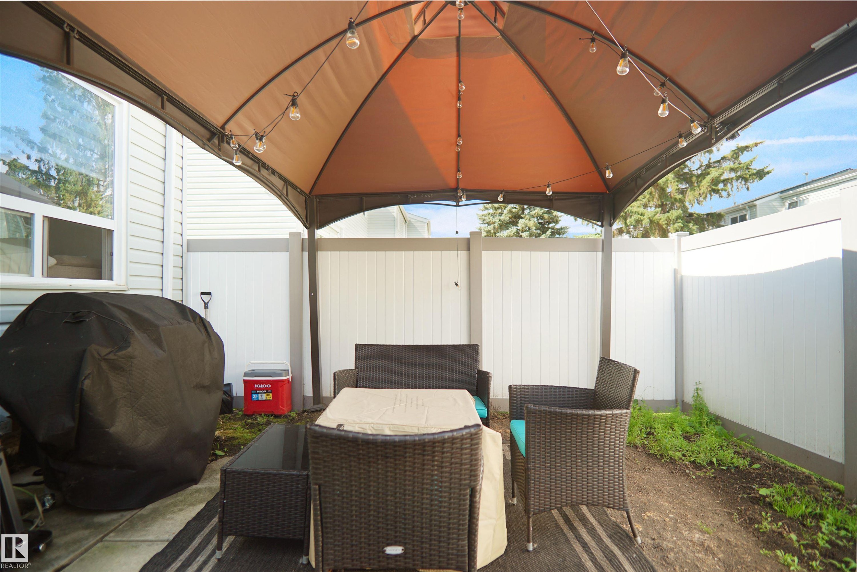 












237 DICKINSFIELD Court

,
Edmonton,




AB
T5E 5V8

