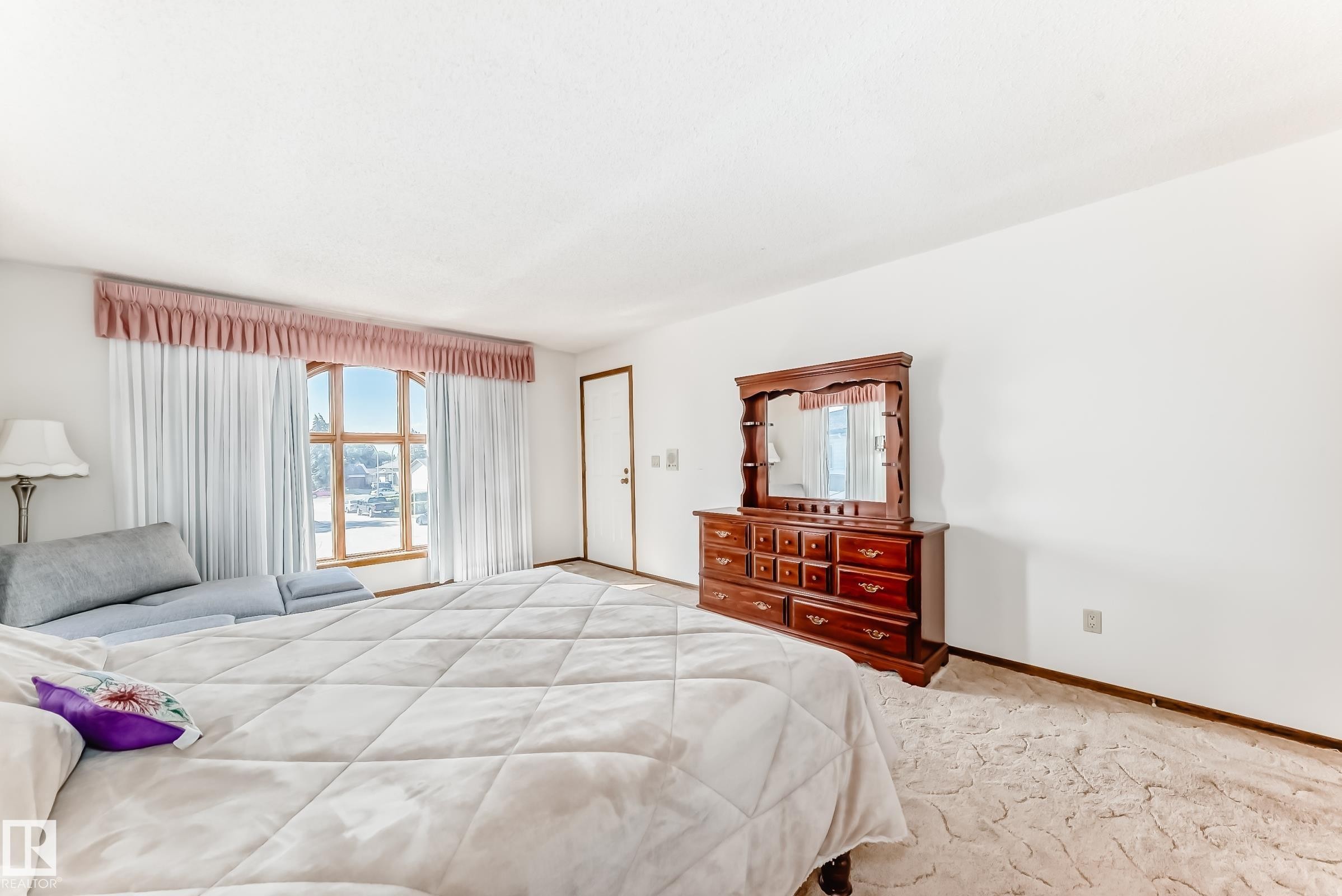 












8714 152B Avenue

,
Edmonton,




AB
T5E 6H2

