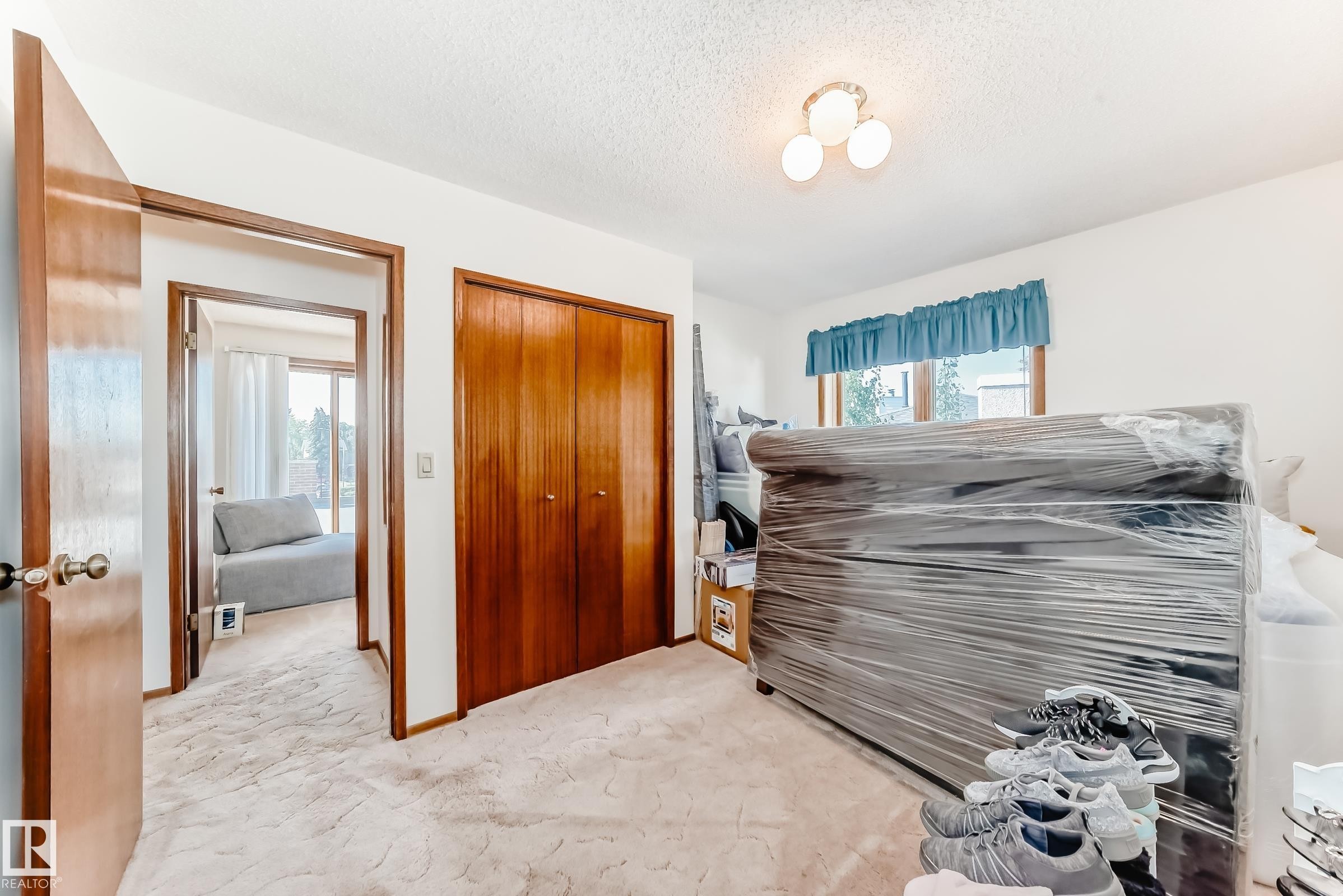 












8714 152B Avenue

,
Edmonton,




AB
T5E 6H2

