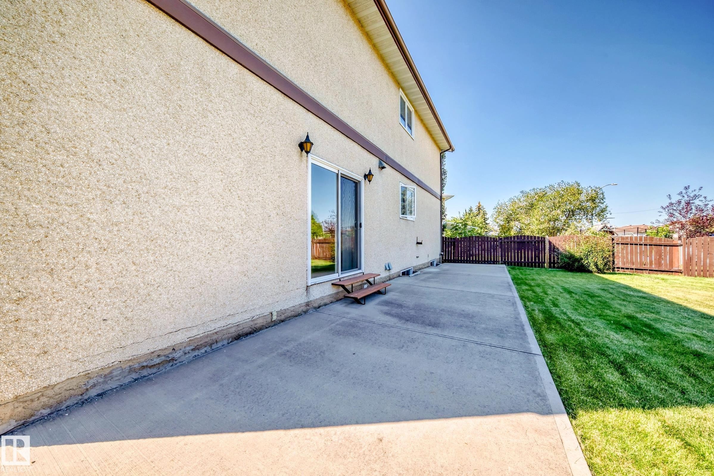 












8714 152B Avenue

,
Edmonton,




AB
T5E 6H2

