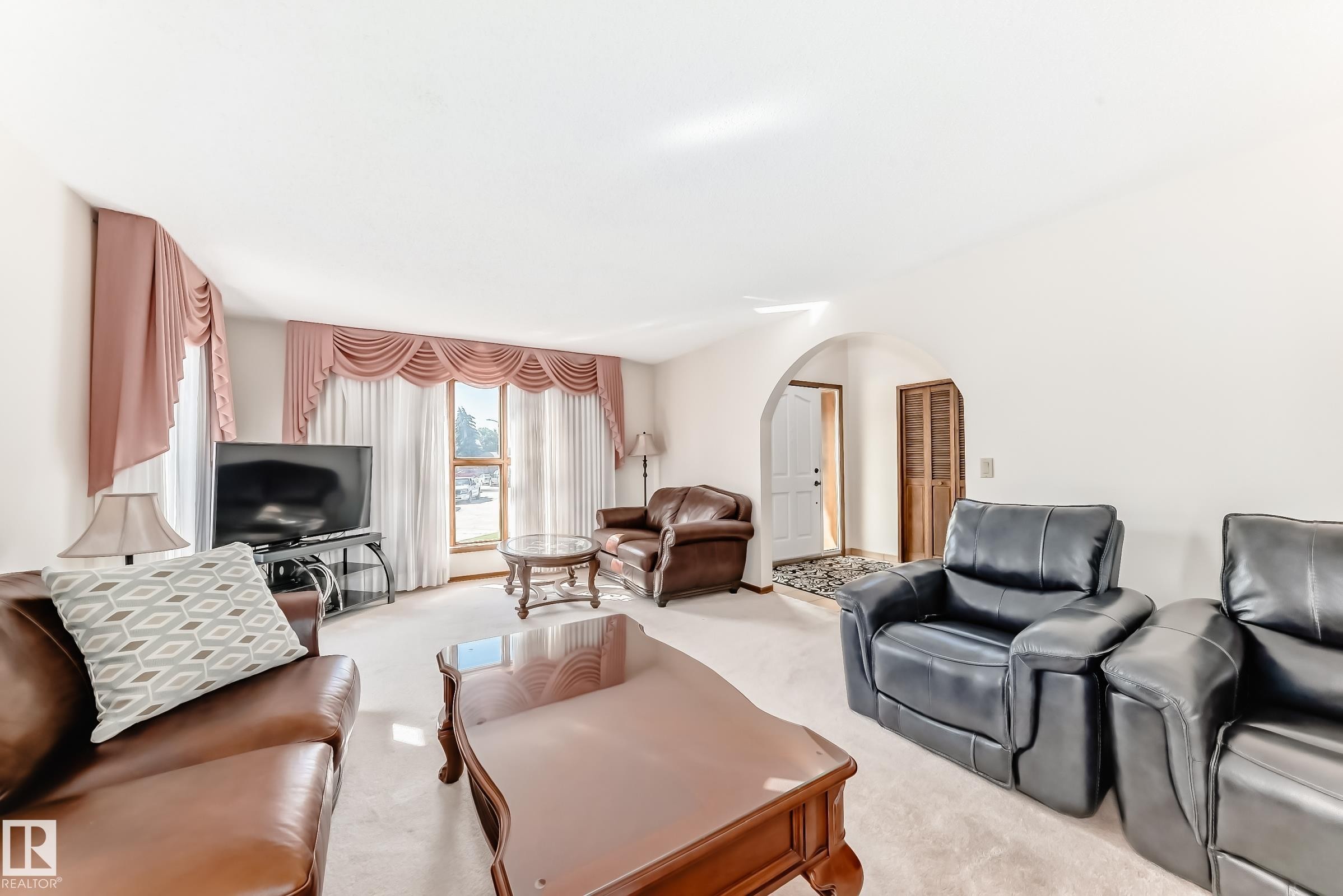 












8714 152B Avenue

,
Edmonton,




AB
T5E 6H2

