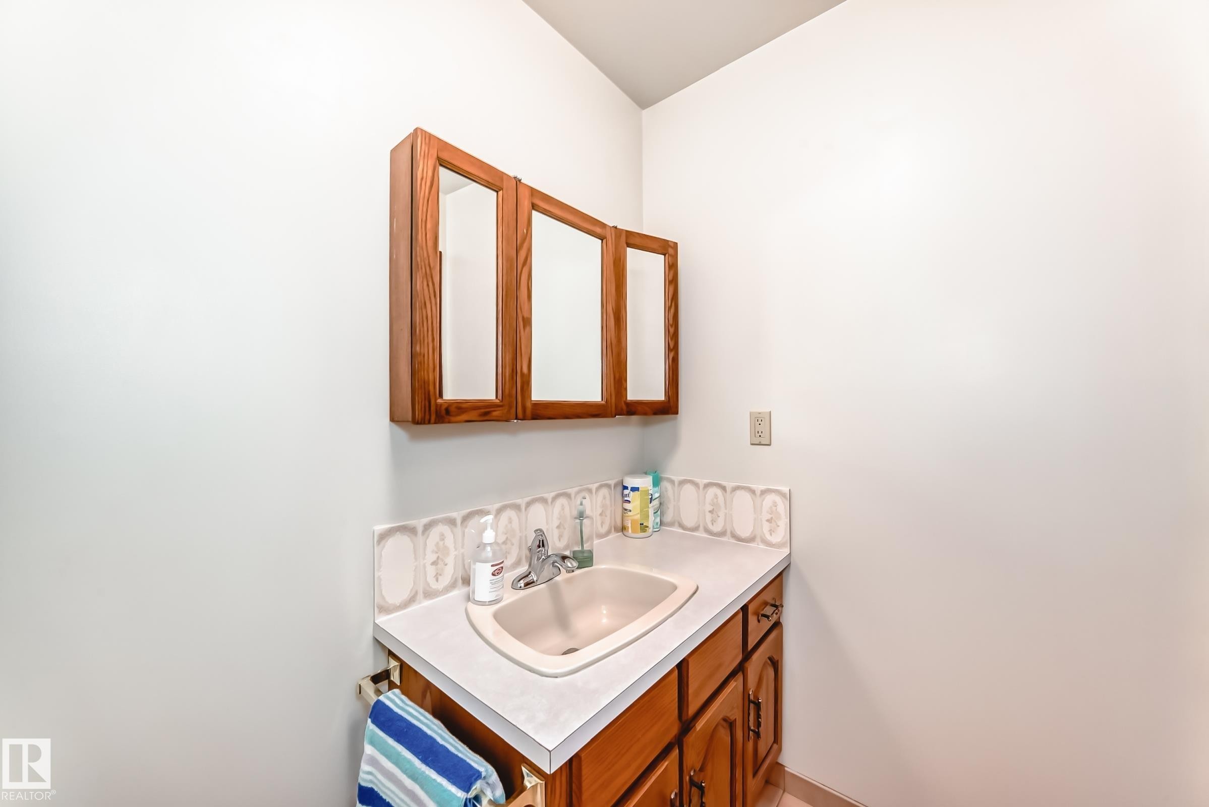 












8714 152B Avenue

,
Edmonton,




AB
T5E 6H2

