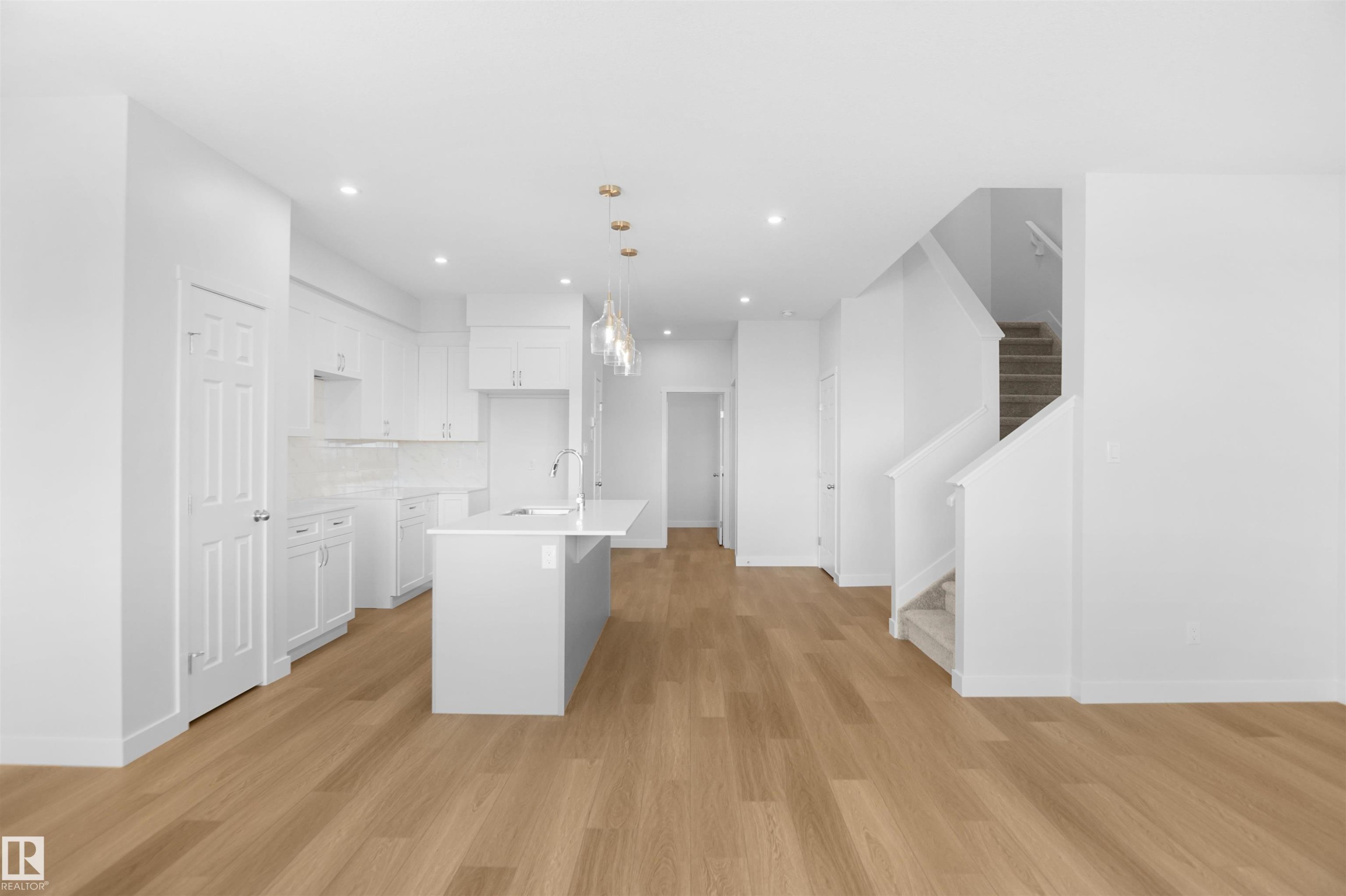 












2124 210 Street

,
Edmonton,




AB
T6M 1P7

