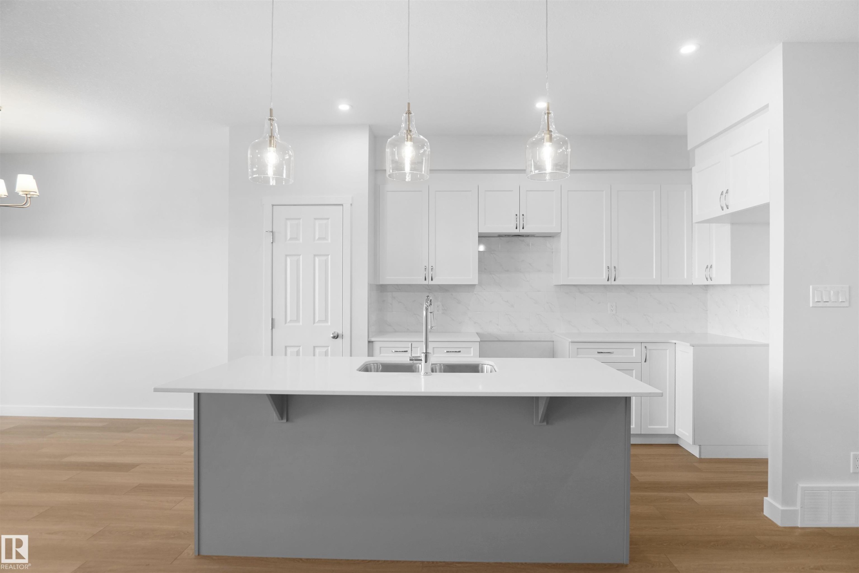 












2124 210 Street

,
Edmonton,




AB
T6M 1P7

