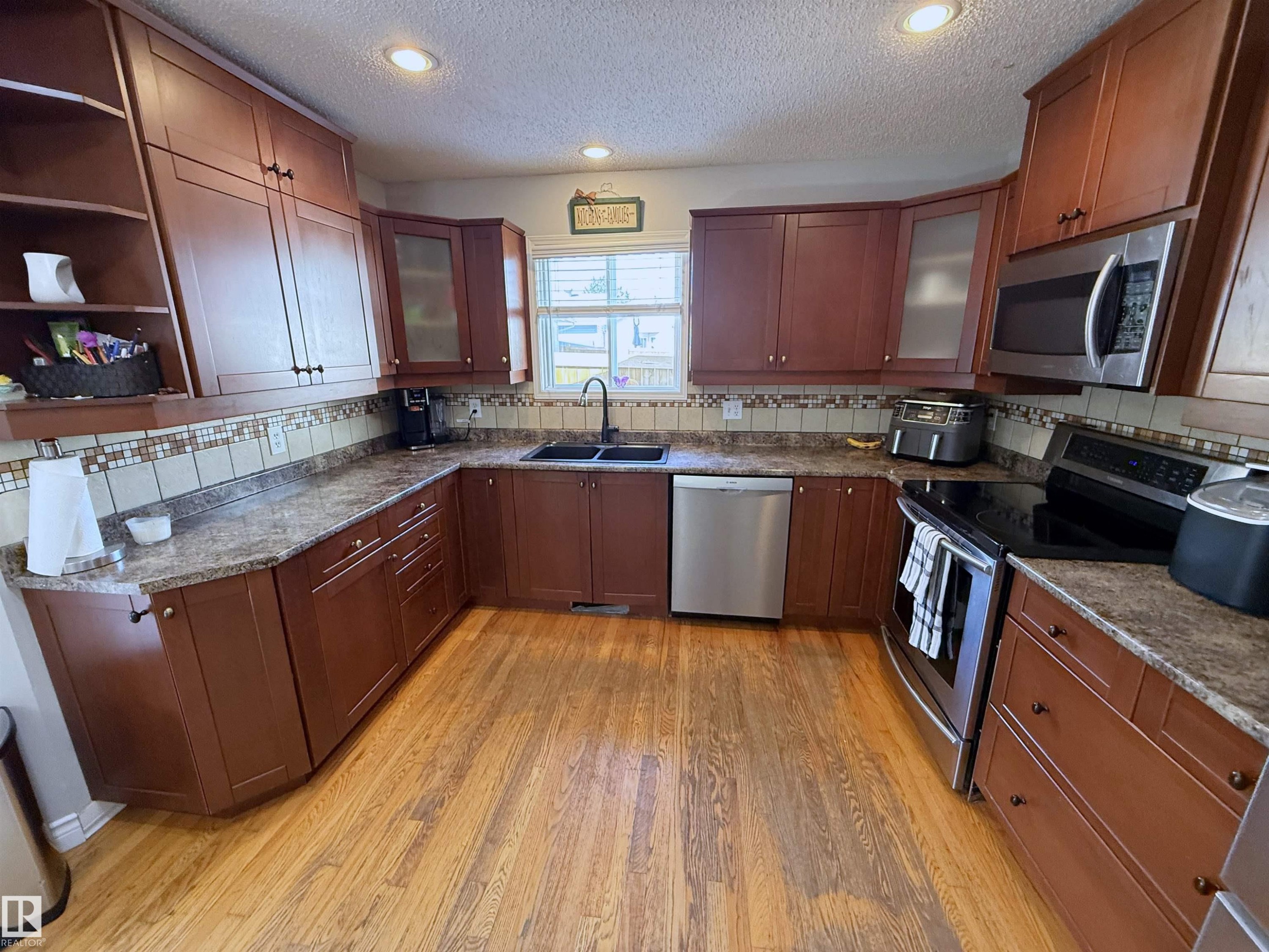












123 WESTBOURNE Road

,
Spruce Grove,




AB
T7X 1S3

