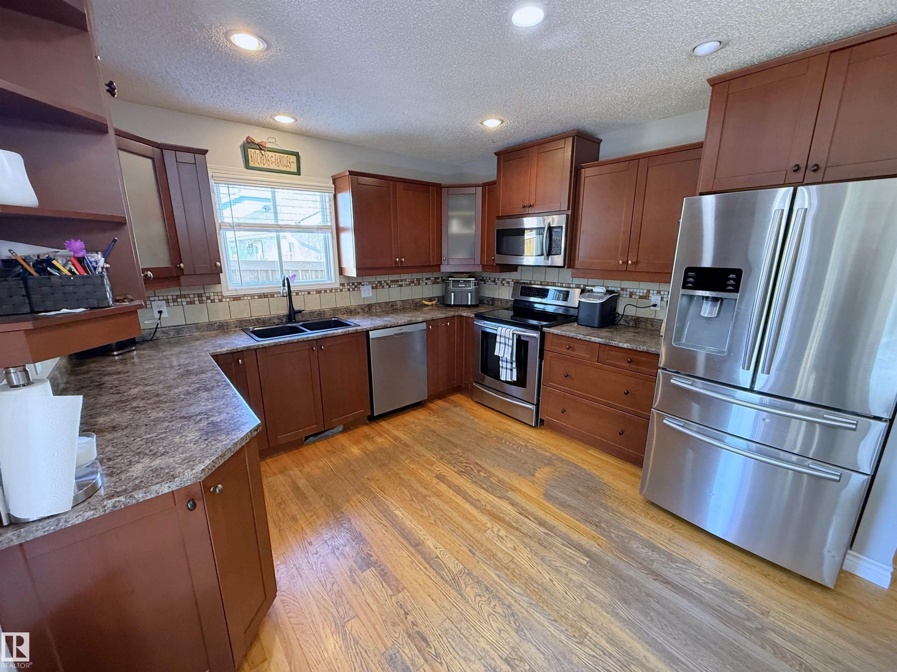 












123 WESTBOURNE Road

,
Spruce Grove,




AB
T7X 1S3

