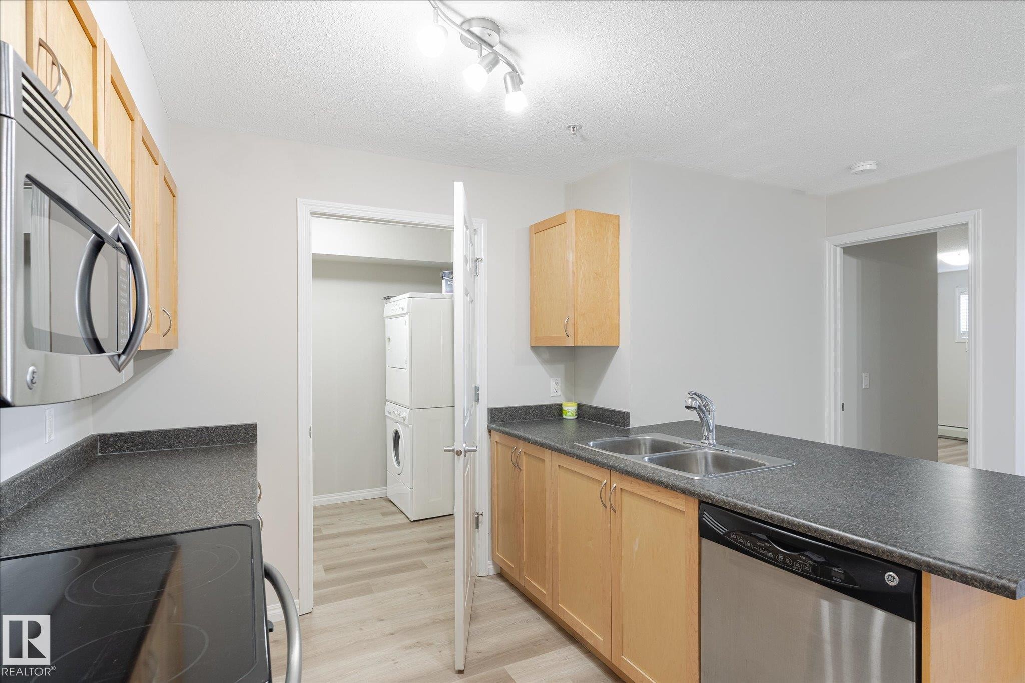 












111 40 SUMMERWOOD Boulevard

,
Sherwood Park,




AB
T8H 0C3

