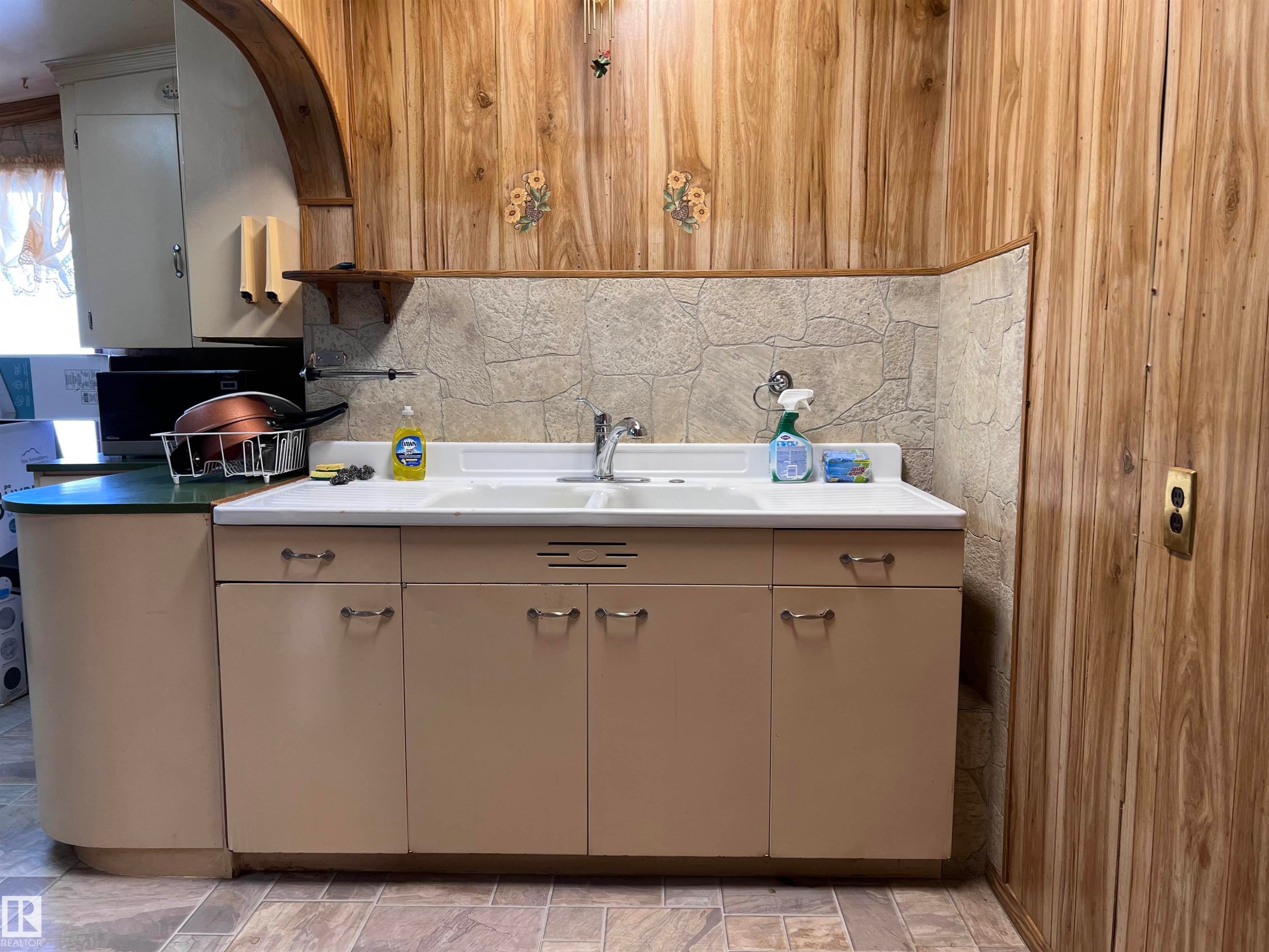 












5208 51ST Street

,
Strome,




AB
T0B 4H0

