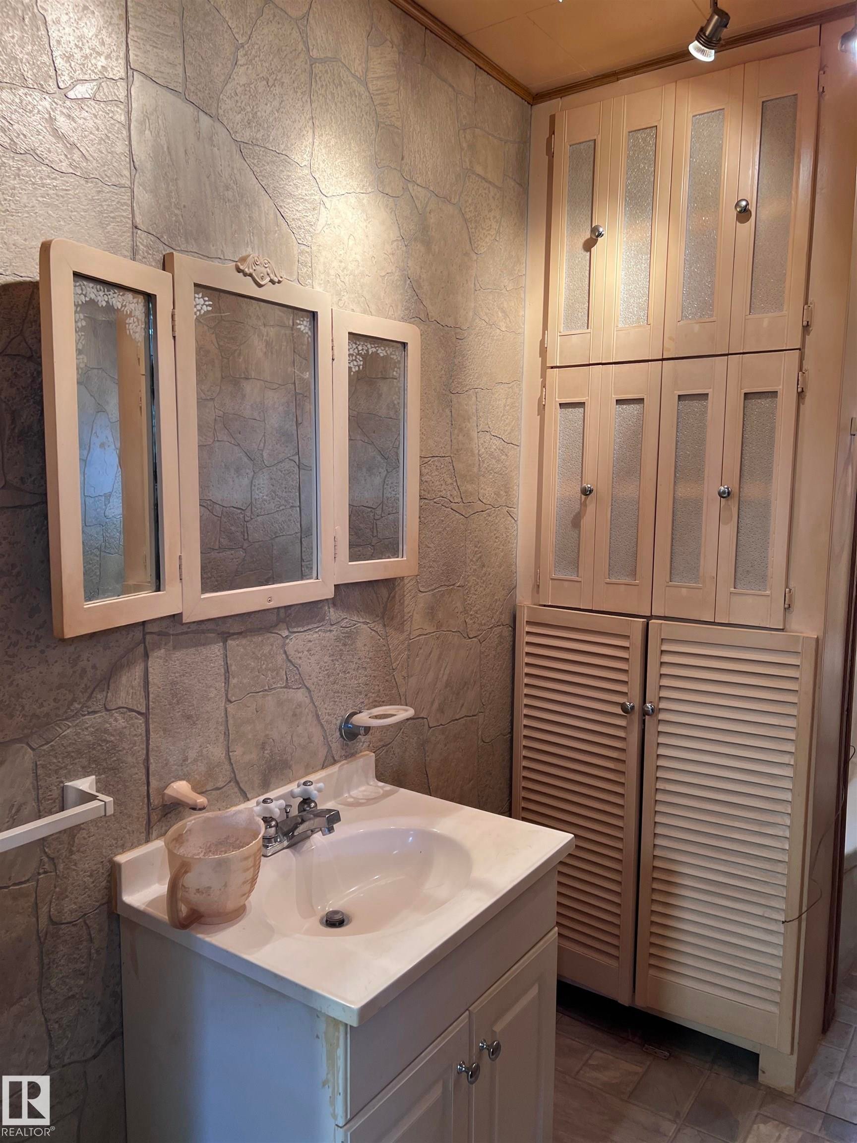 












5208 51ST Street

,
Strome,




AB
T0B 4H0

