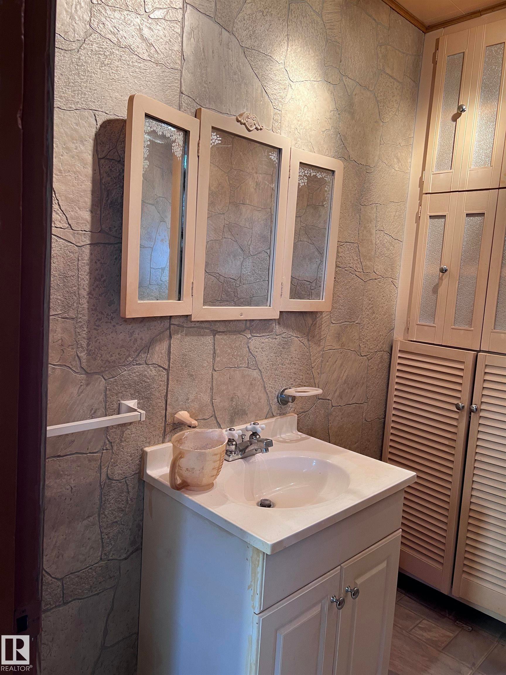 












5208 51ST Street

,
Strome,




AB
T0B 4H0

