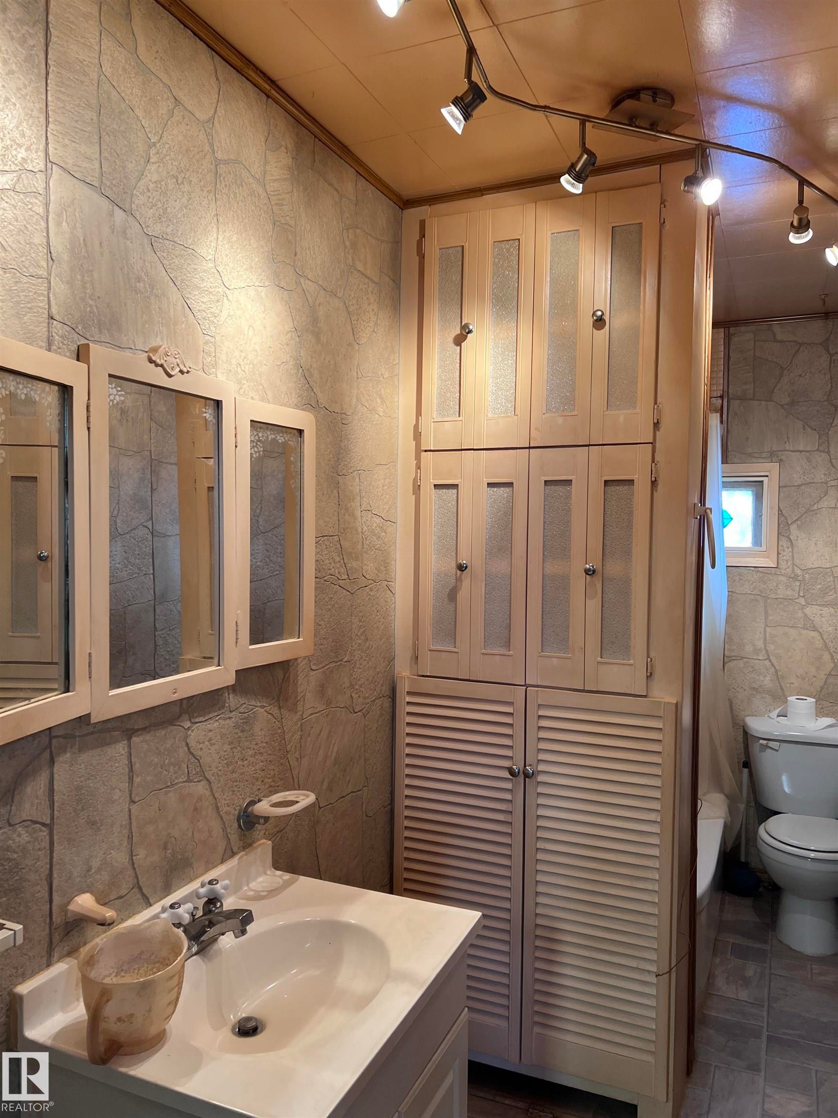 












5208 51ST Street

,
Strome,




AB
T0B 4H0

