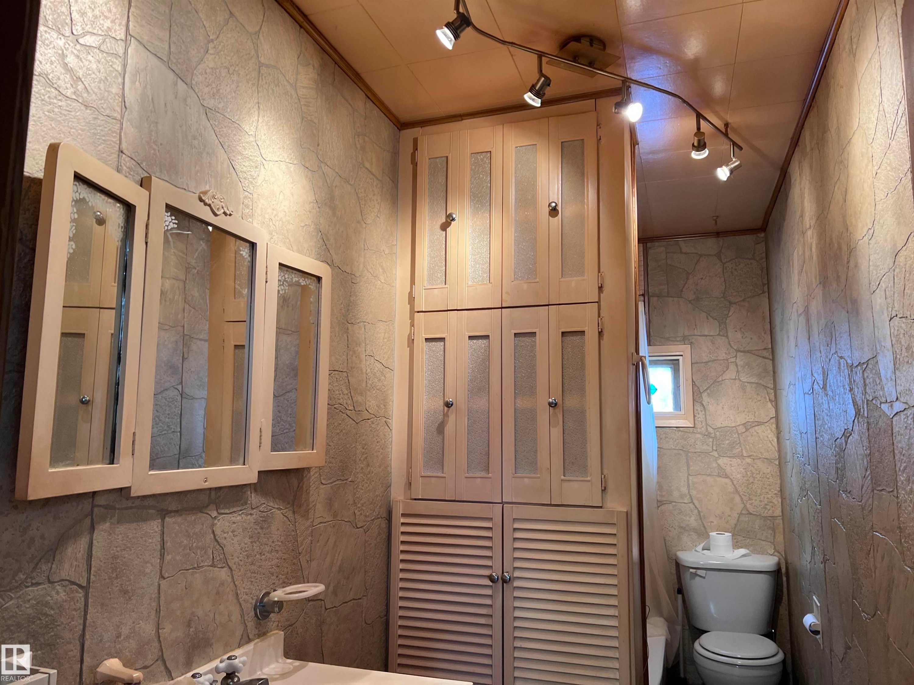 












5208 51ST Street

,
Strome,




AB
T0B 4H0

