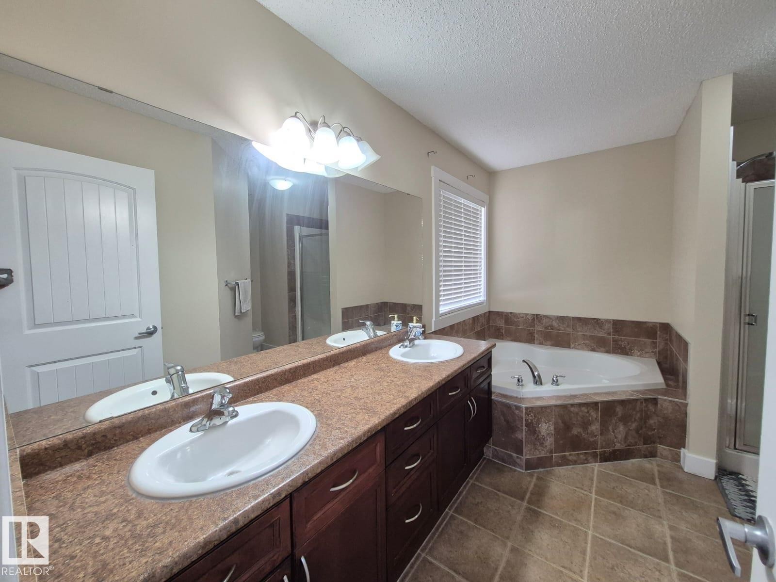 












8361 shaske Crescent

,
Edmonton,




AB
T6R 0B4

