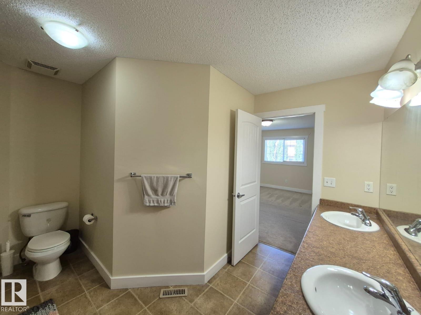 












8361 shaske Crescent

,
Edmonton,




AB
T6R 0B4

