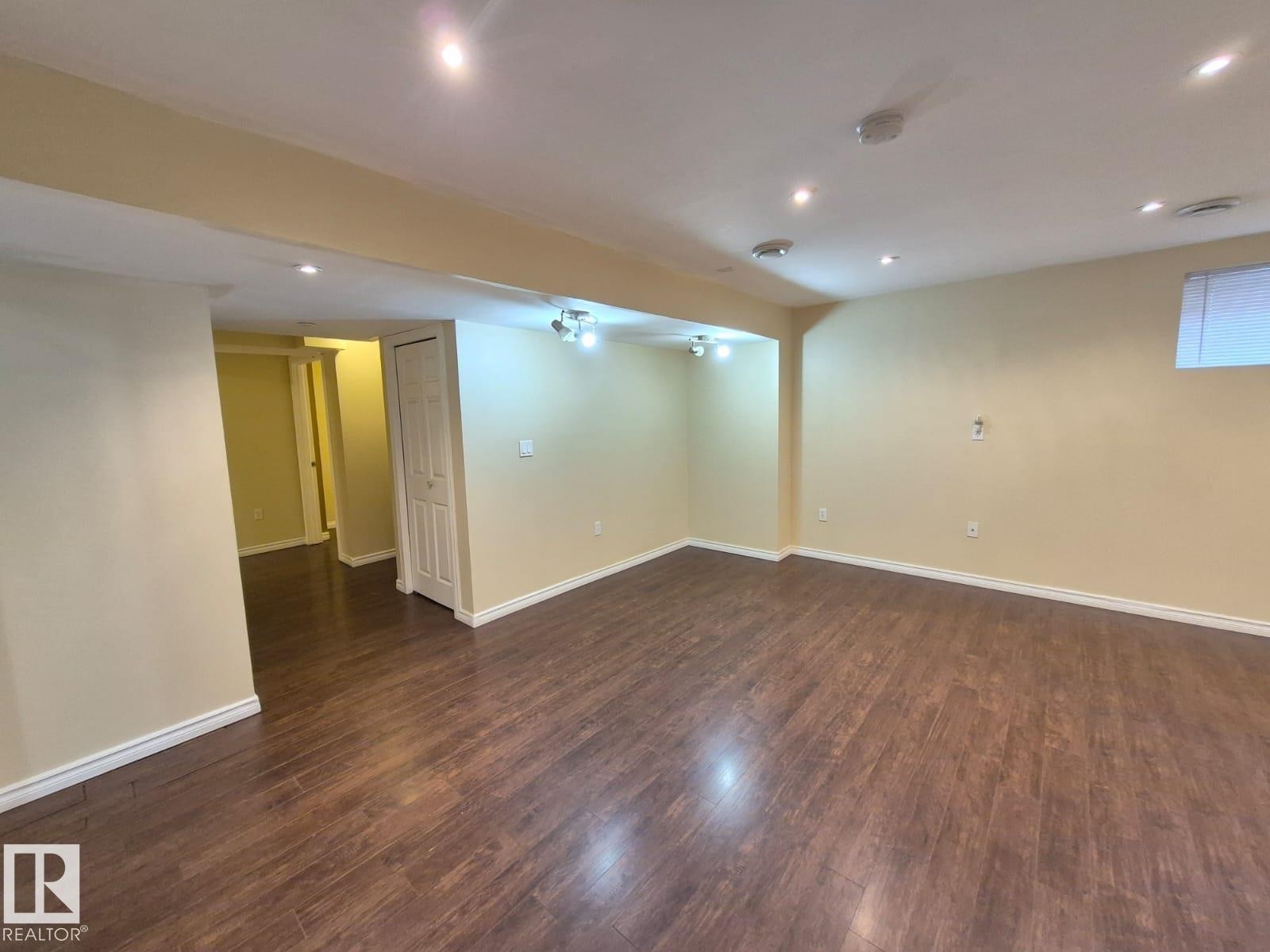 












8361 shaske Crescent

,
Edmonton,




AB
T6R 0B4

