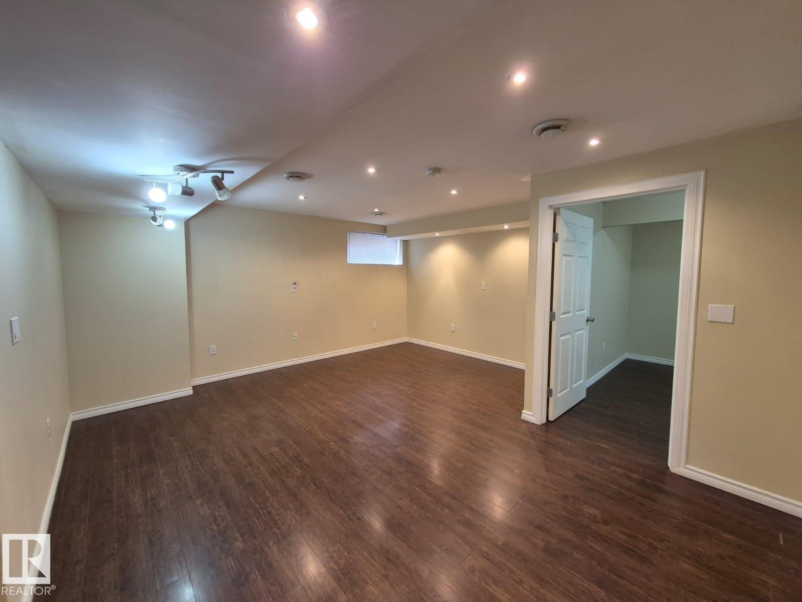 












8361 shaske Crescent

,
Edmonton,




AB
T6R 0B4

