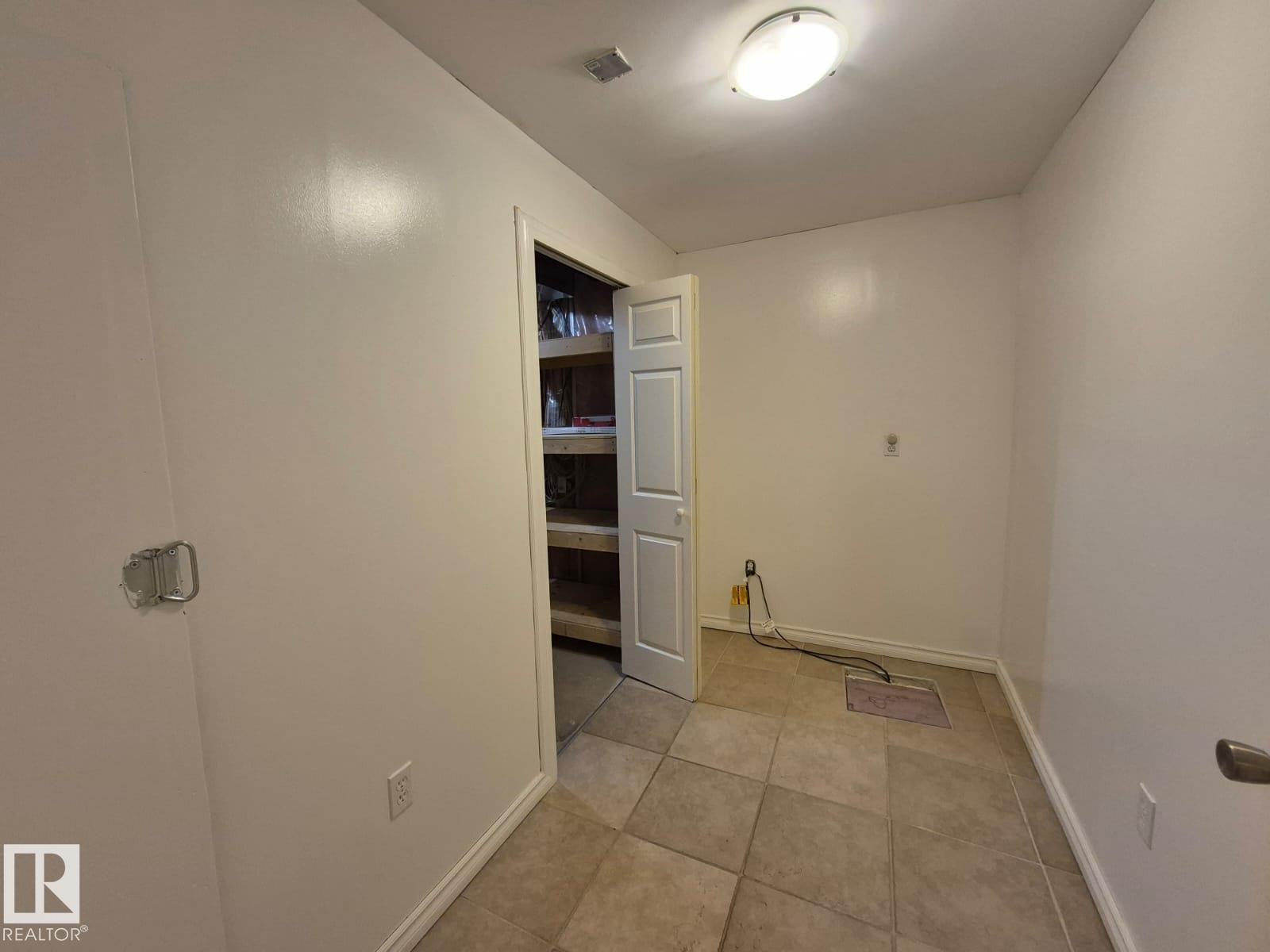 












8361 shaske Crescent

,
Edmonton,




AB
T6R 0B4

