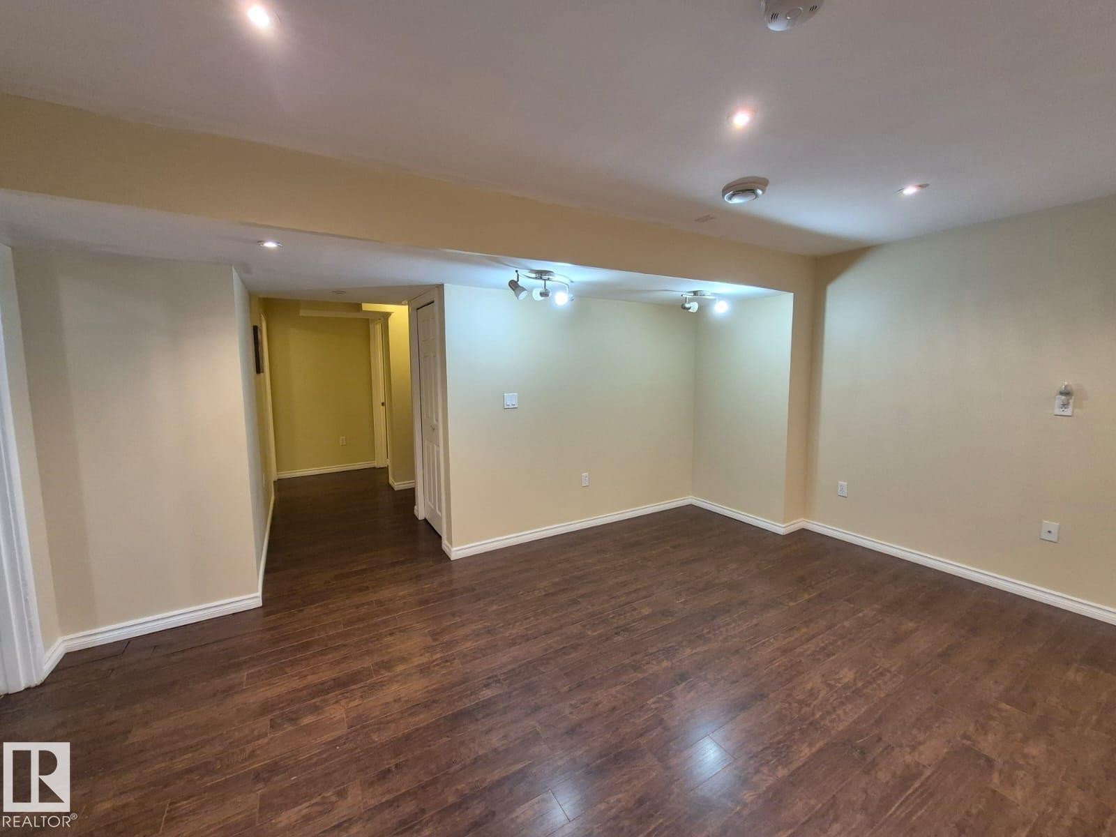 












8361 shaske Crescent

,
Edmonton,




AB
T6R 0B4

