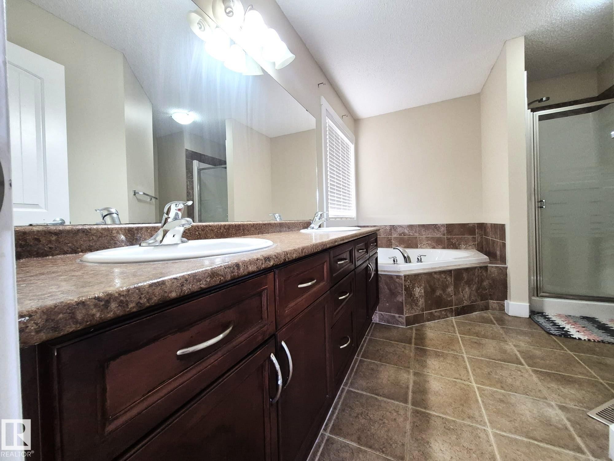 












8361 shaske Crescent

,
Edmonton,




AB
T6R 0B4

