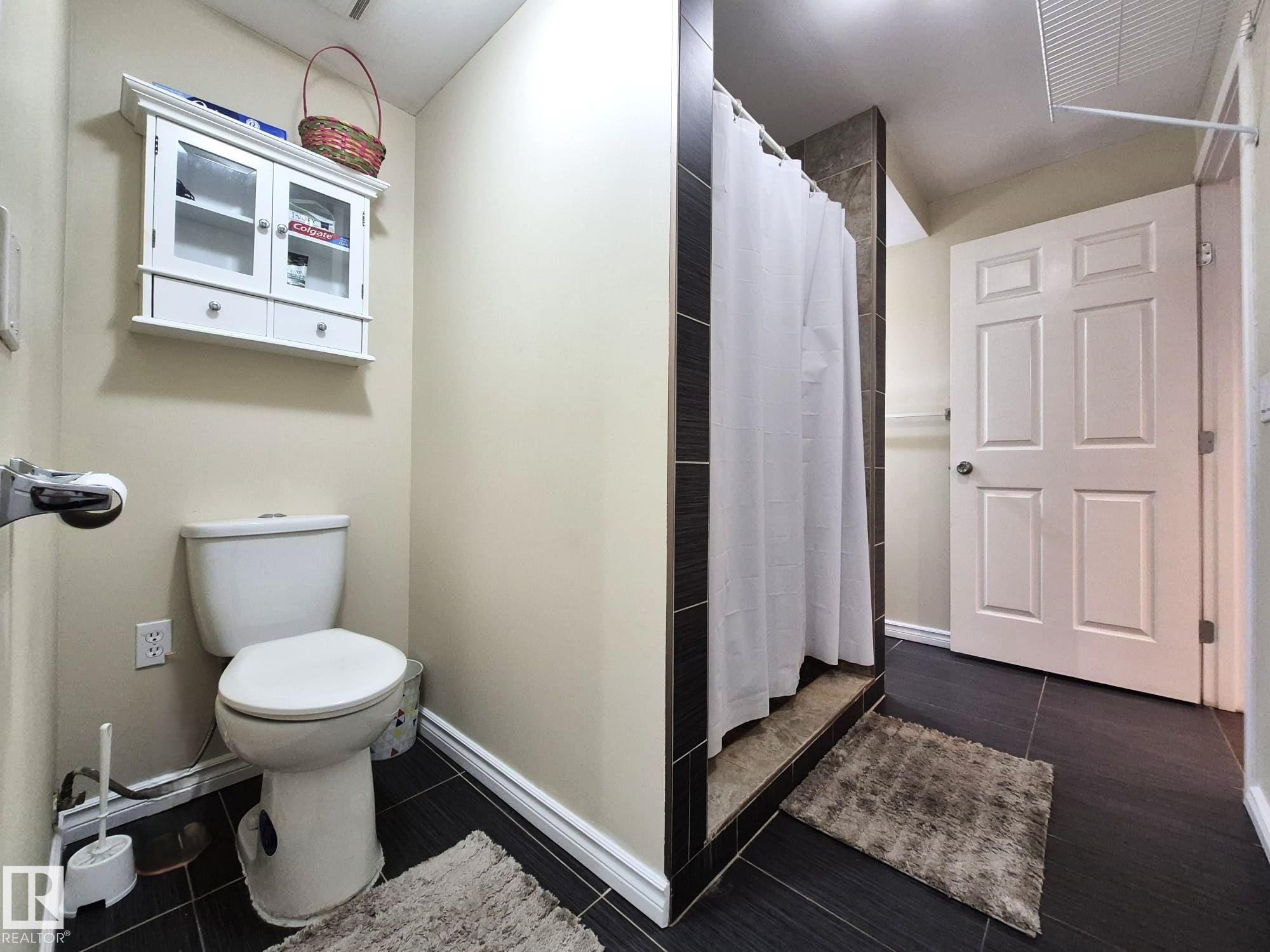 












8361 shaske Crescent

,
Edmonton,




AB
T6R 0B4

