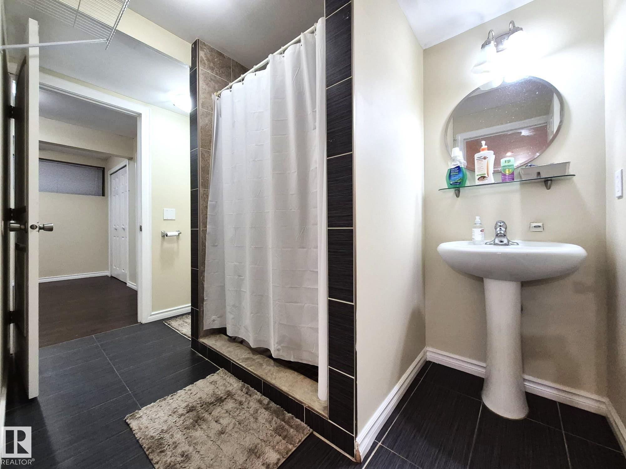 












8361 shaske Crescent

,
Edmonton,




AB
T6R 0B4


