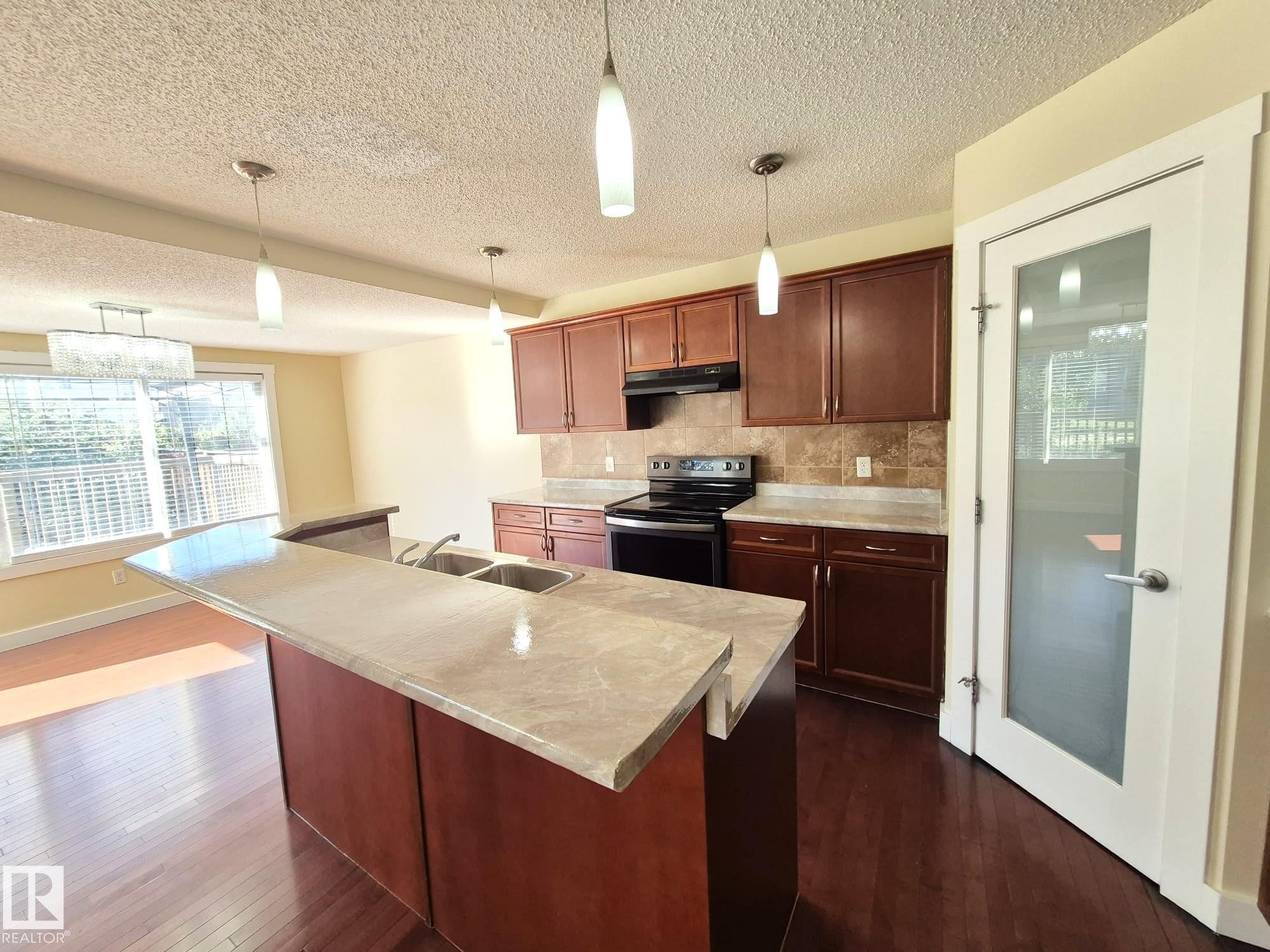 












8361 shaske Crescent

,
Edmonton,




AB
T6R 0B4

