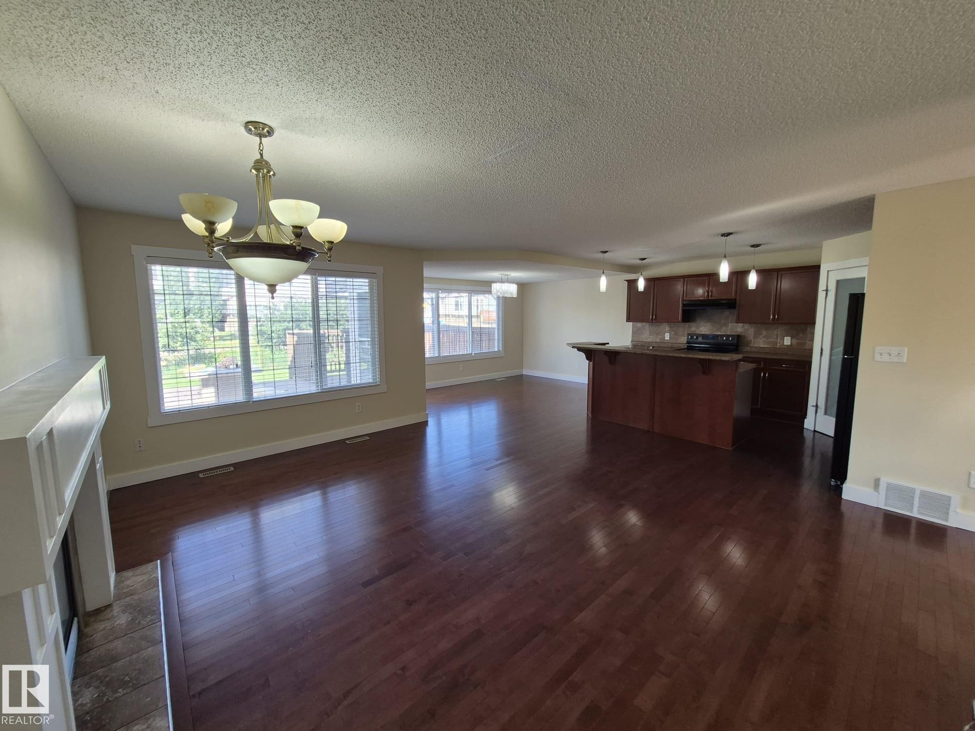 












8361 shaske Crescent

,
Edmonton,




AB
T6R 0B4

